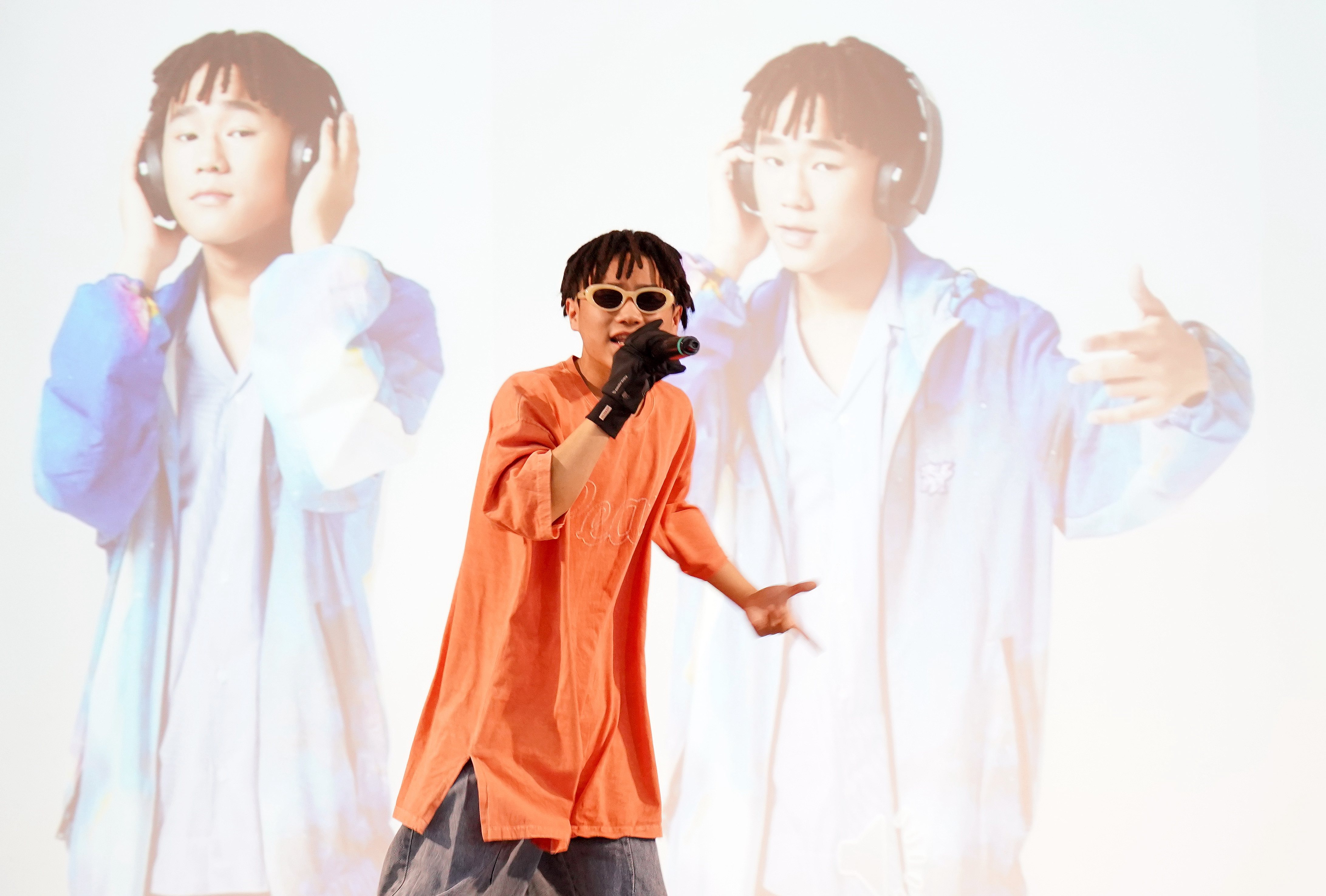 青蛙跟隨《人間條件八》劇組前往校園宣傳,現場便以Rap音樂嗨翻現場近千位師生。(綠光創藝提供)