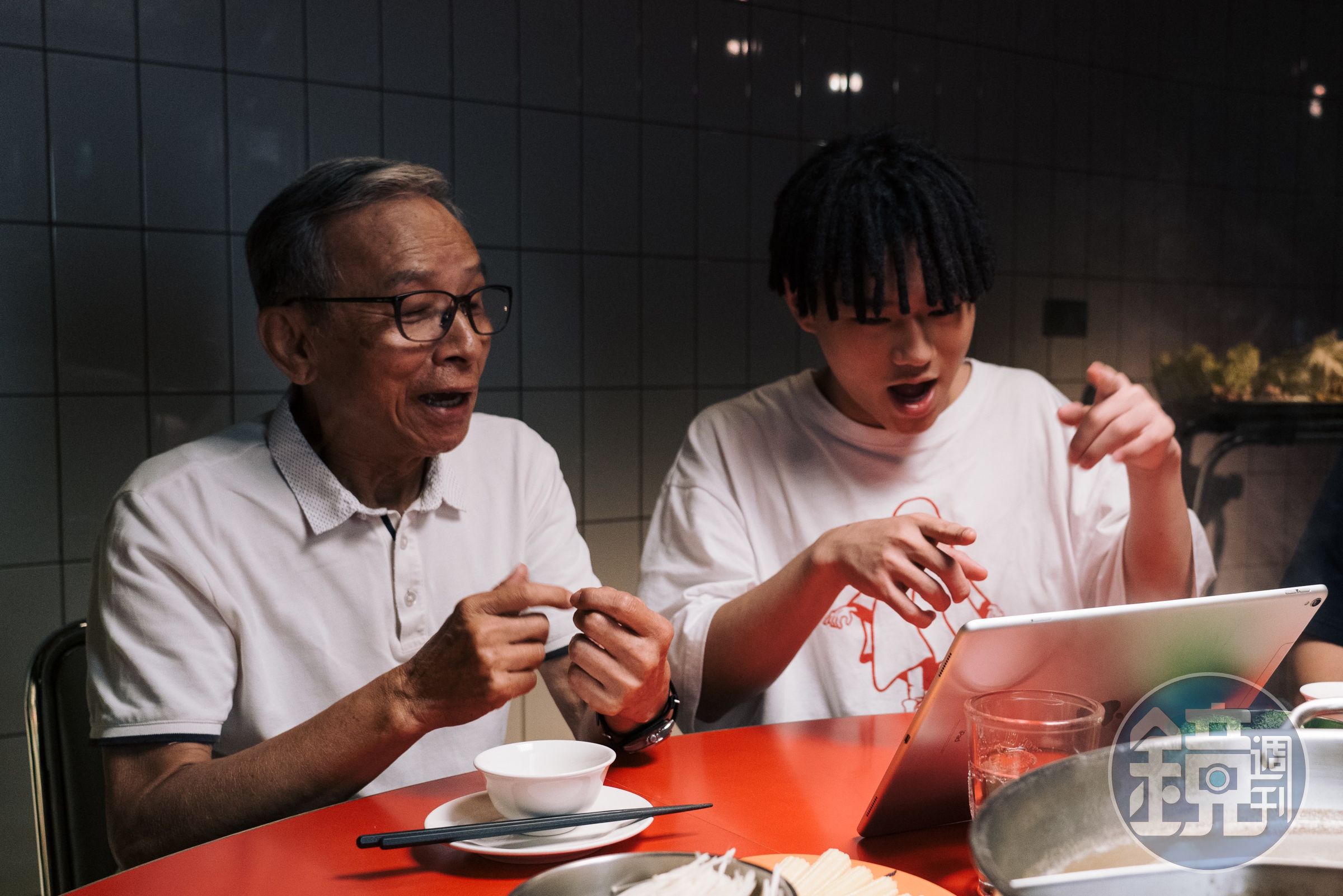 全台灣最會講故事的歐吉桑吳念真，看到青蛙才華洋溢的說唱表演，甘拜下風。（綠光創藝提供）
