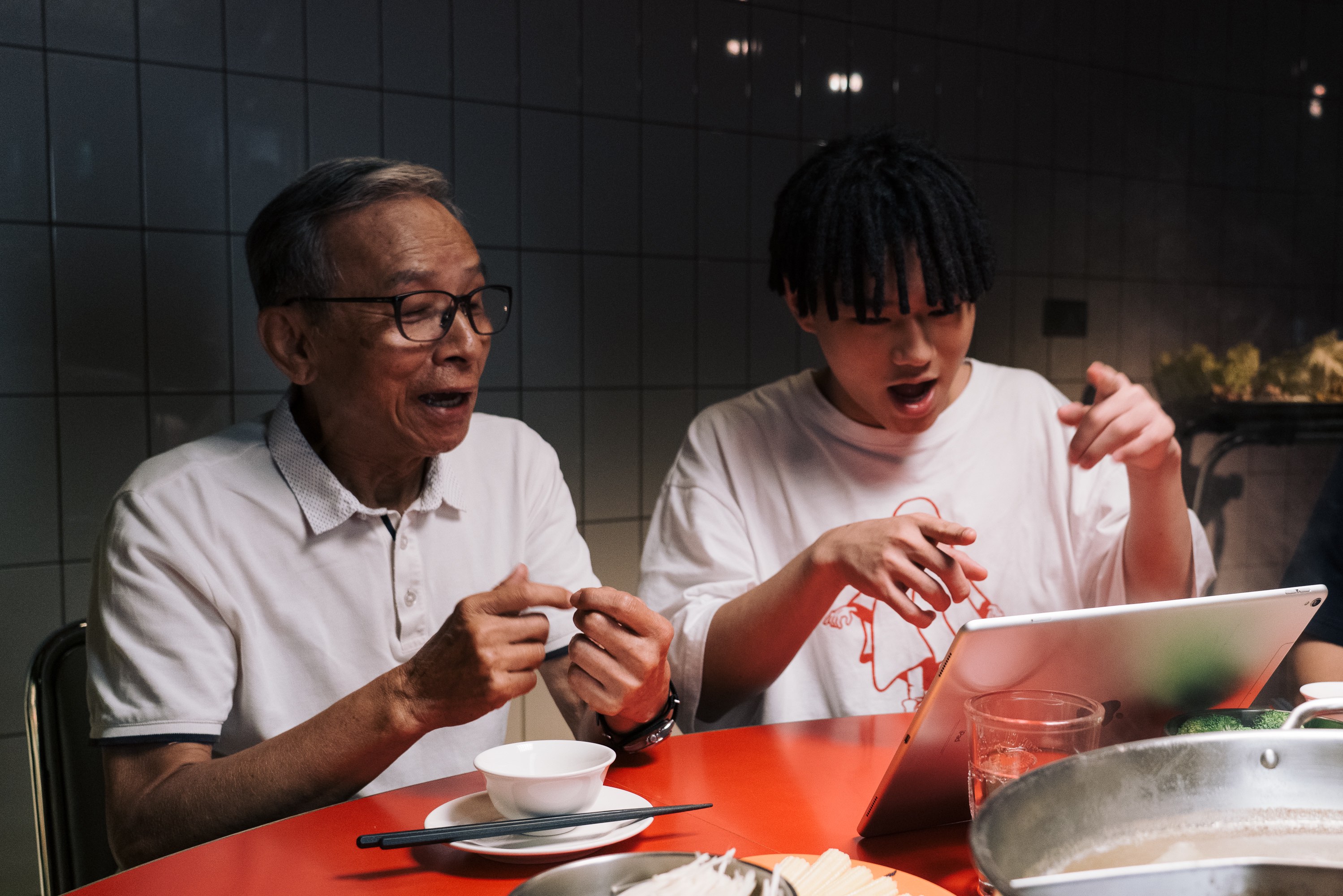 全台灣最會講故事的歐吉桑吳念真，看到青蛙才華洋溢的說唱表演，甘拜下風。（綠光創藝提供）