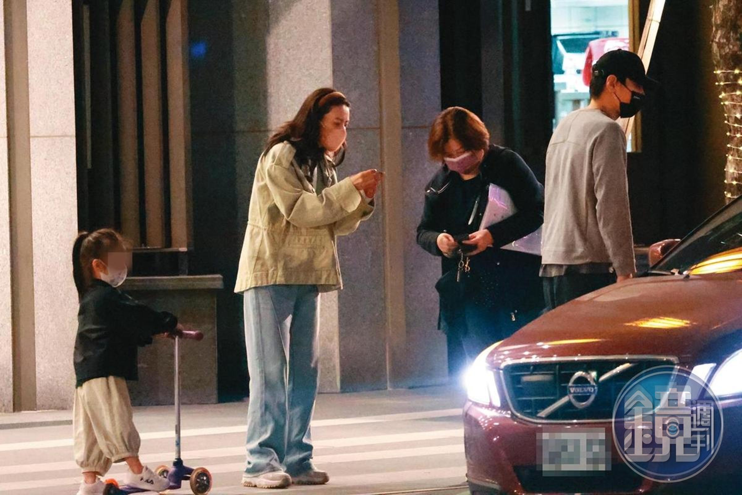 本刊曾直擊趙家一家三口，趙又廷的女兒Rhea被媽媽高圓圓形容長得就像「紮了辮子的趙又廷」。（攝影組）