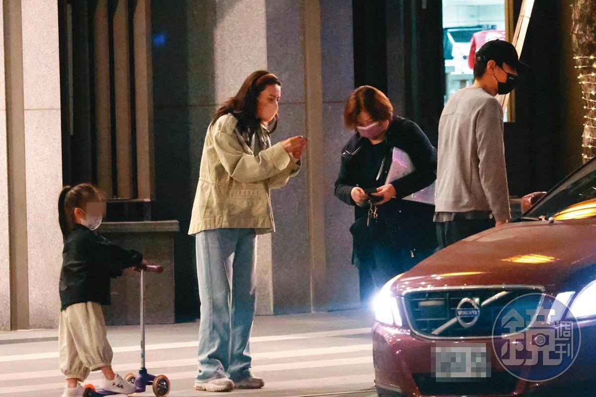 本刊曾直擊趙家一家三口,趙又廷的女兒Rhea被媽媽高圓圓形容長得就像「紮了辮子的趙又廷」。(攝影組)