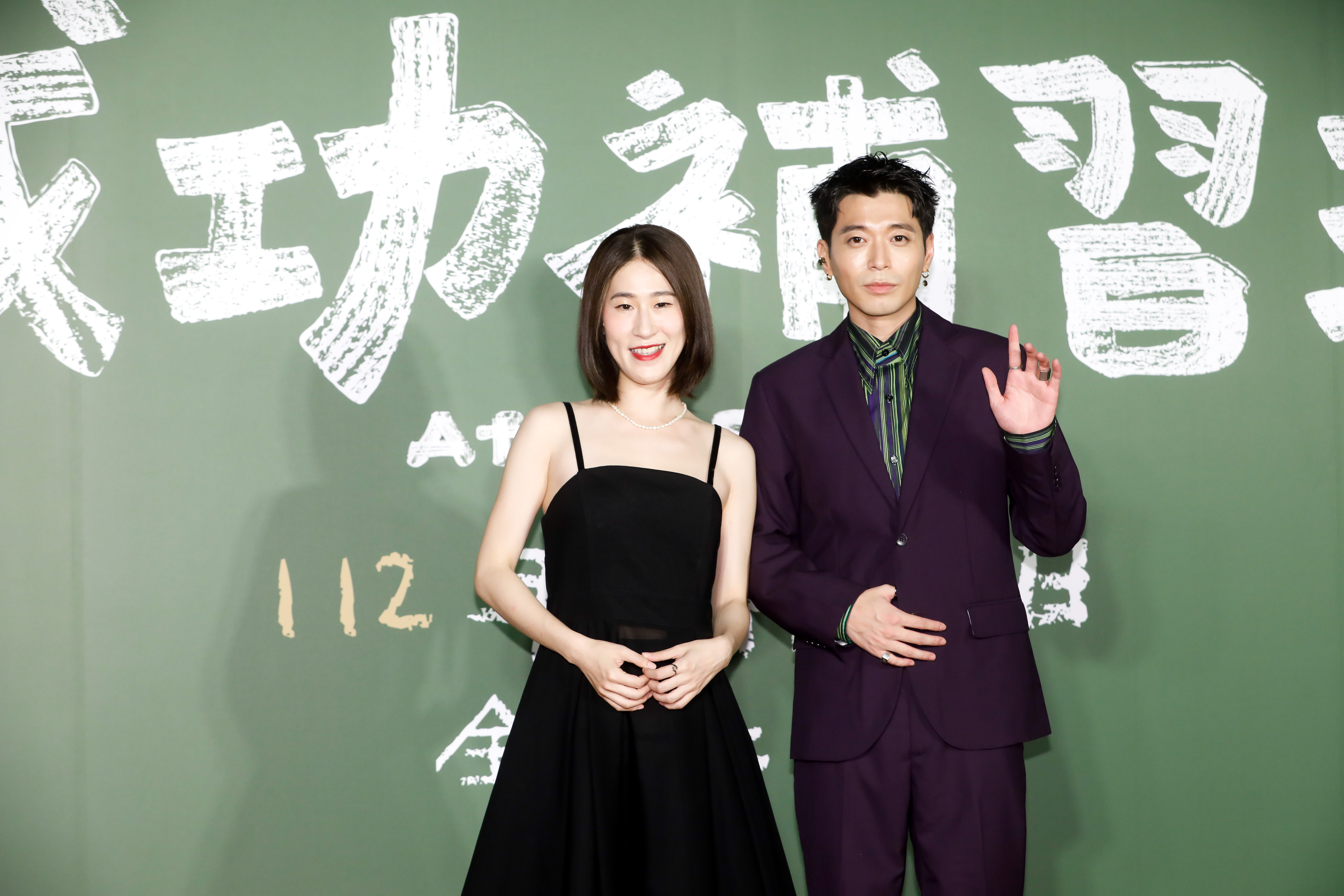 侯彥西（右）與百白（左）扮演補習班的教職員。