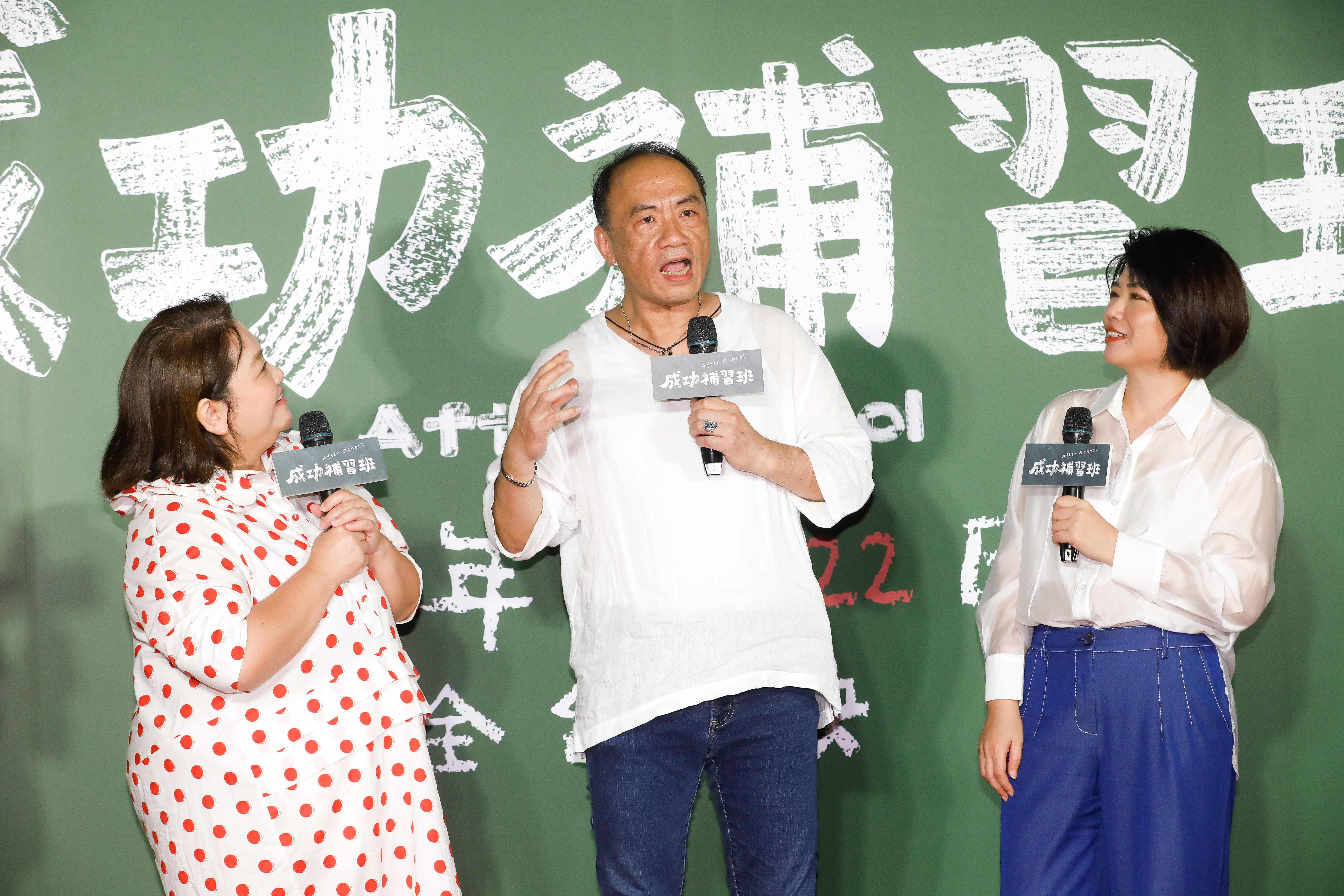 王自強（中）被導演藍正龍指定演出補習班的班主任，理由就是長得很像當年碰過的班主任，讓鍾欣凌（左）與嚴藝文聽了都非常好奇。