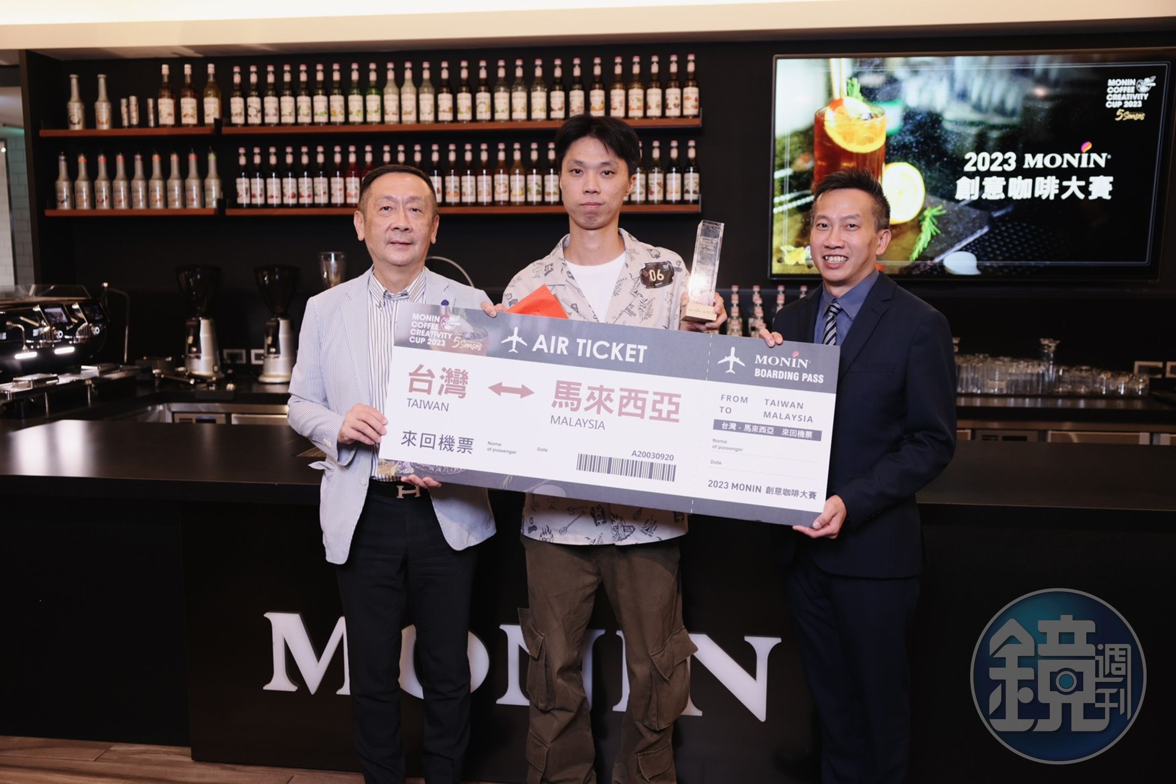 開元食品洪金谷副董事長與法國MONIN銷售總監何本康共同頒發2023MONIN咖啡創意大賽冠軍予賴冠宇選手。（開元食品提供）