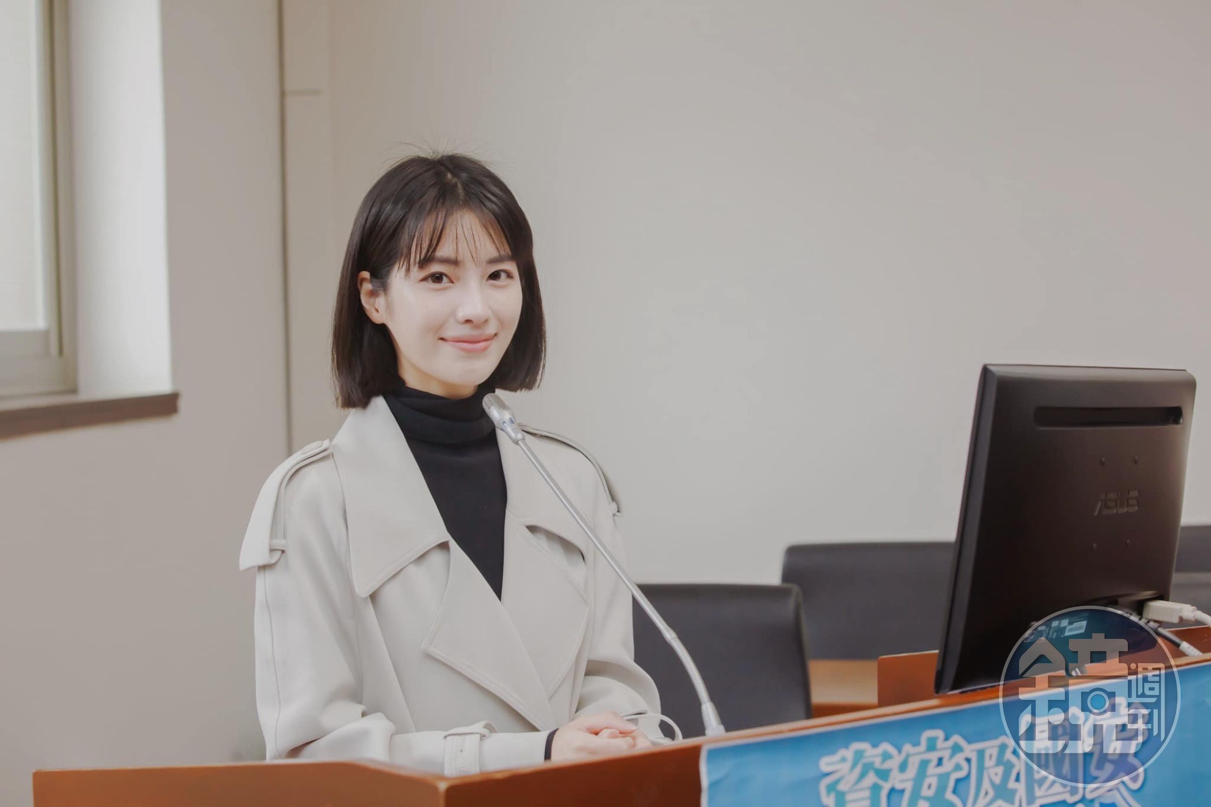 新竹市府發言人徐千晴在群組嗆記者問題太多,官員代為道歉後,她今晨也在群組致歉。(翻攝自徐千晴 新竹市府發言人臉書)