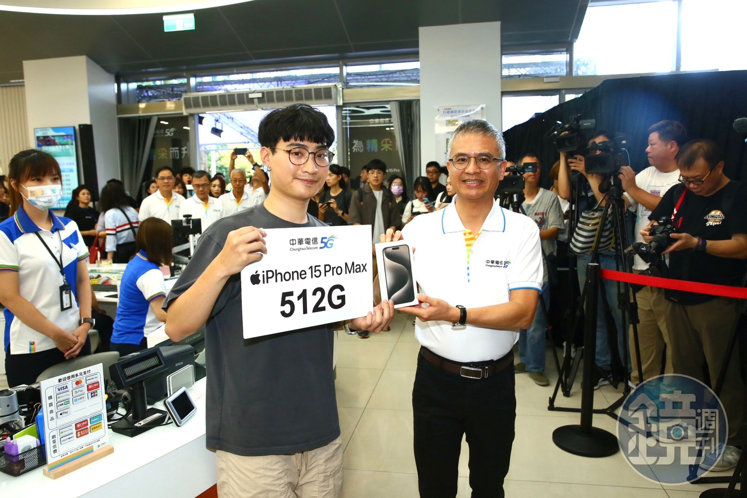 iPhone 15在台開賣，中華電信抽出免費iPhone 15 Pro Max 512GB幸運得主。