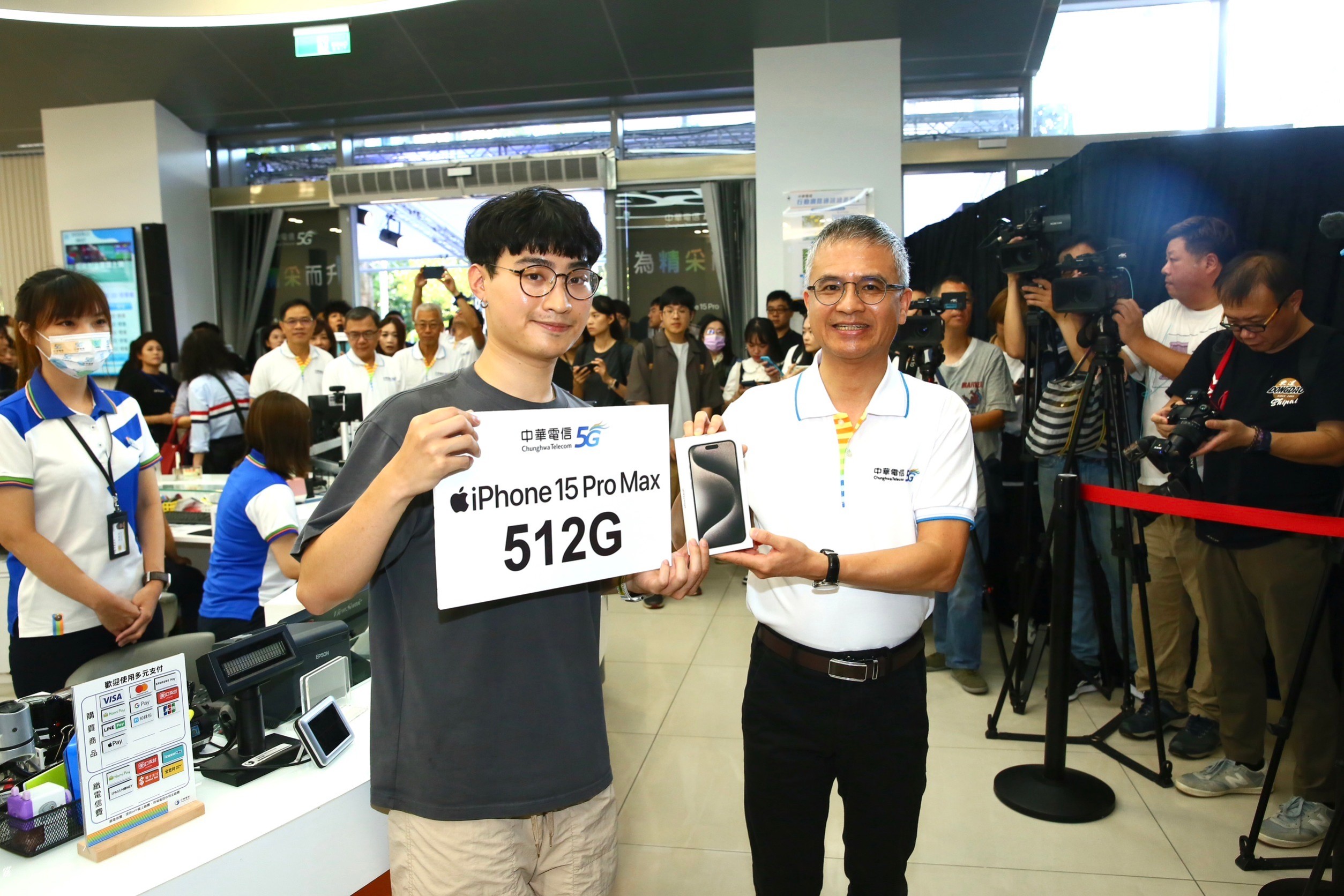 iPhone 15在台開賣,中華電信抽出免費iPhone 15 Pro Max 512GB幸運得主。