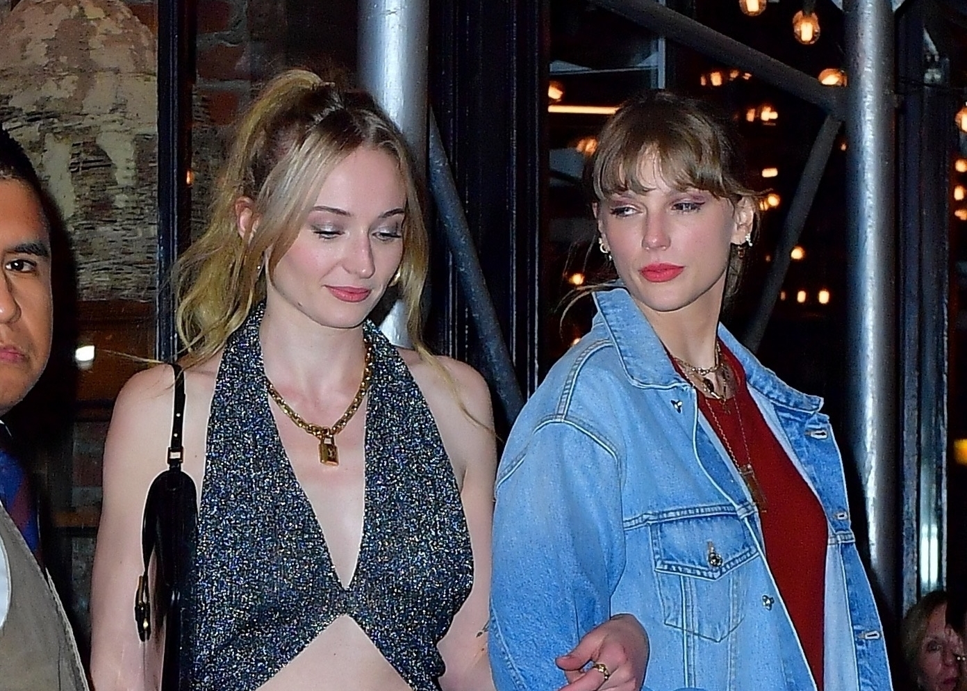 蘇菲特納（左）與泰勒絲（右）手挽手一起在紐約上館子，顯然她們應該會一起吐槽喬強納斯。（東方IC）