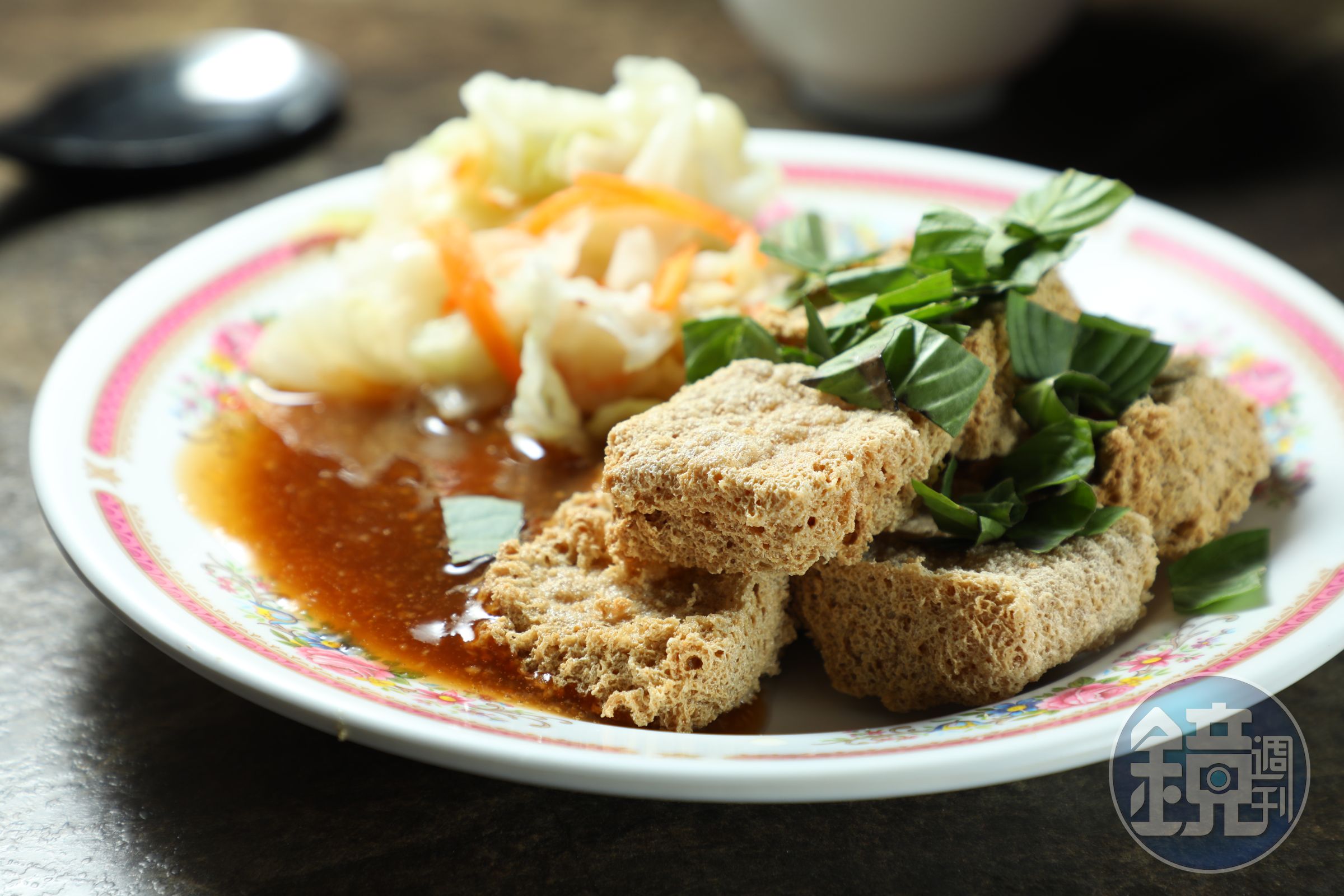 曾記的「臭豆腐」邊緣不規則,外皮呈蜂巢狀,脆殼輕薄、內裡軟嫩,都是完美口感的具體表現。(60元/小份)