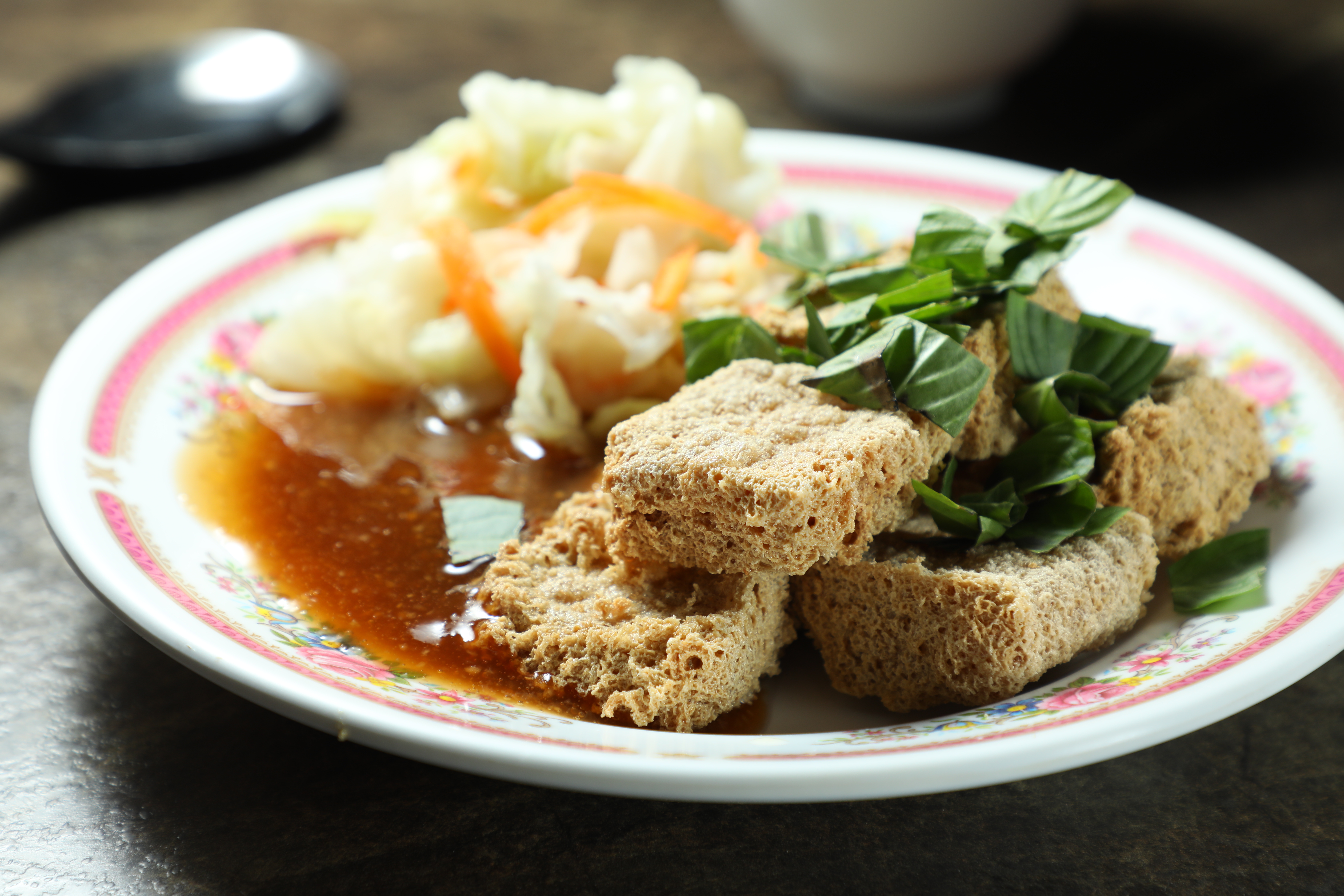 曾記的「臭豆腐」邊緣不規則，外皮呈蜂巢狀，脆殼輕薄、內裡軟嫩，都是完美口感的具體表現。（60元/小份）