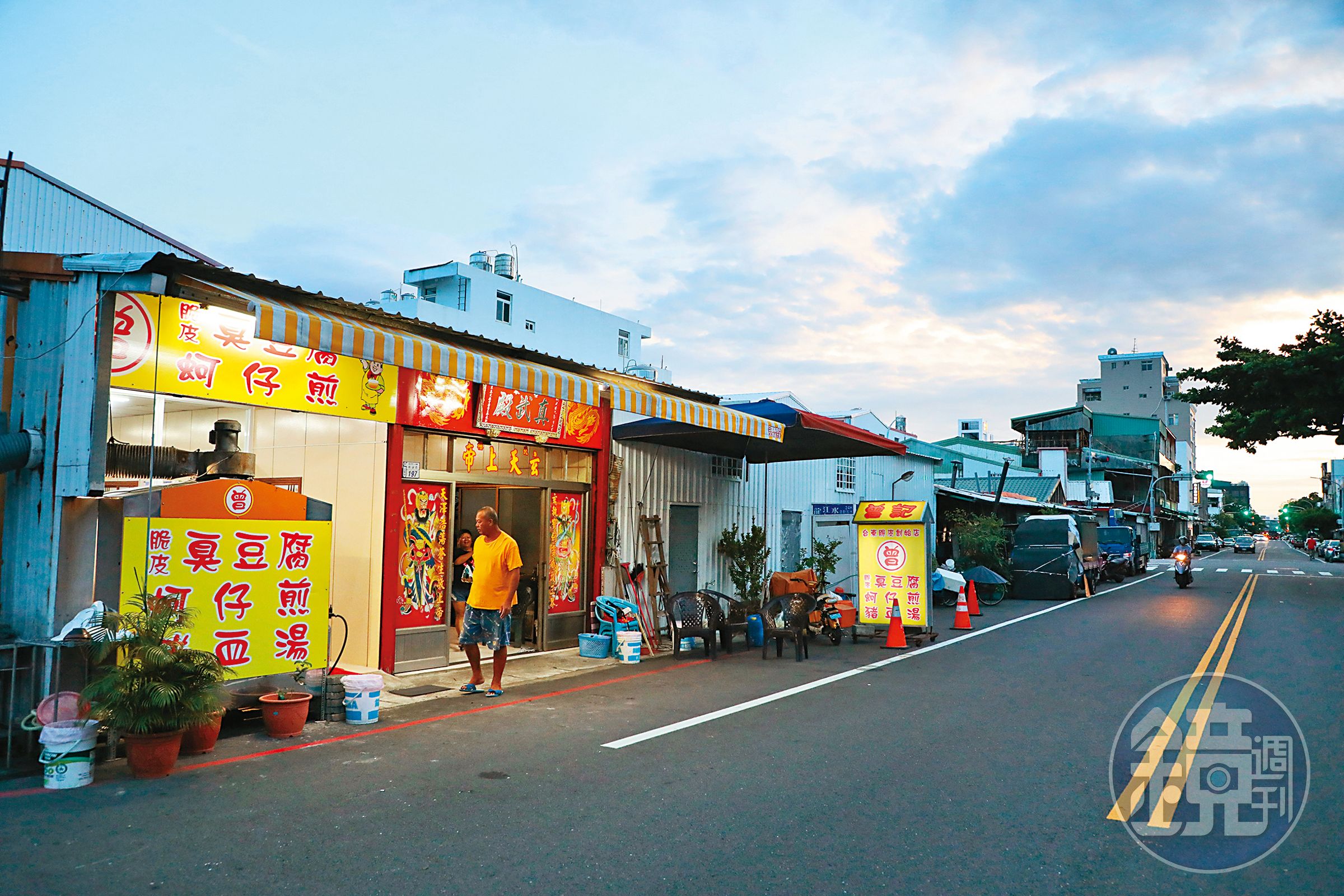 5年前搬回自宅開店的「曾記脆皮臭豆腐」,門口常有左鄰右舍來聊天。