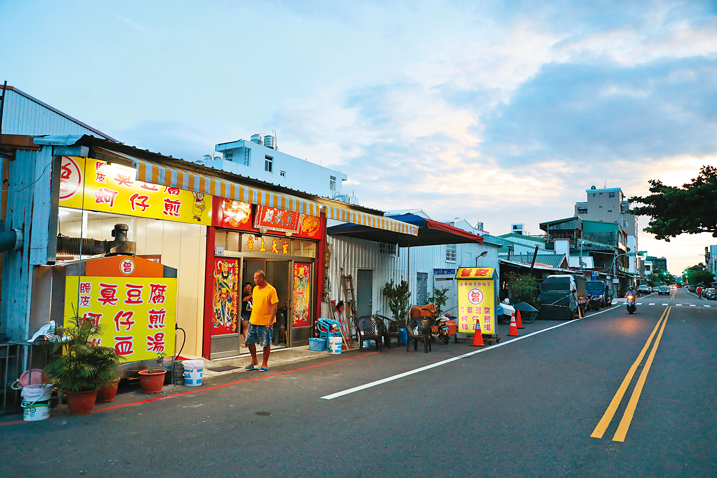 5年前搬回自宅開店的「曾記脆皮臭豆腐」，門口常有左鄰右舍來聊天。