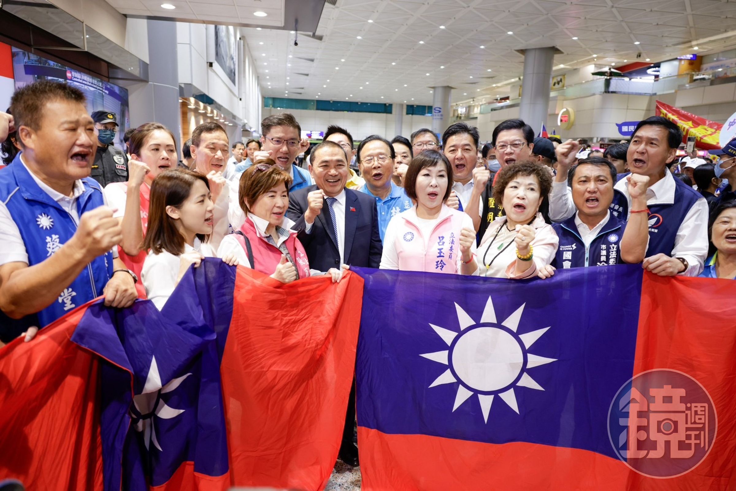 侯友宜今清晨返抵國門,黨籍立委、民代及數百位鄉親手舉國旗及布條迎接。(侯友宜競選辦公室提供)