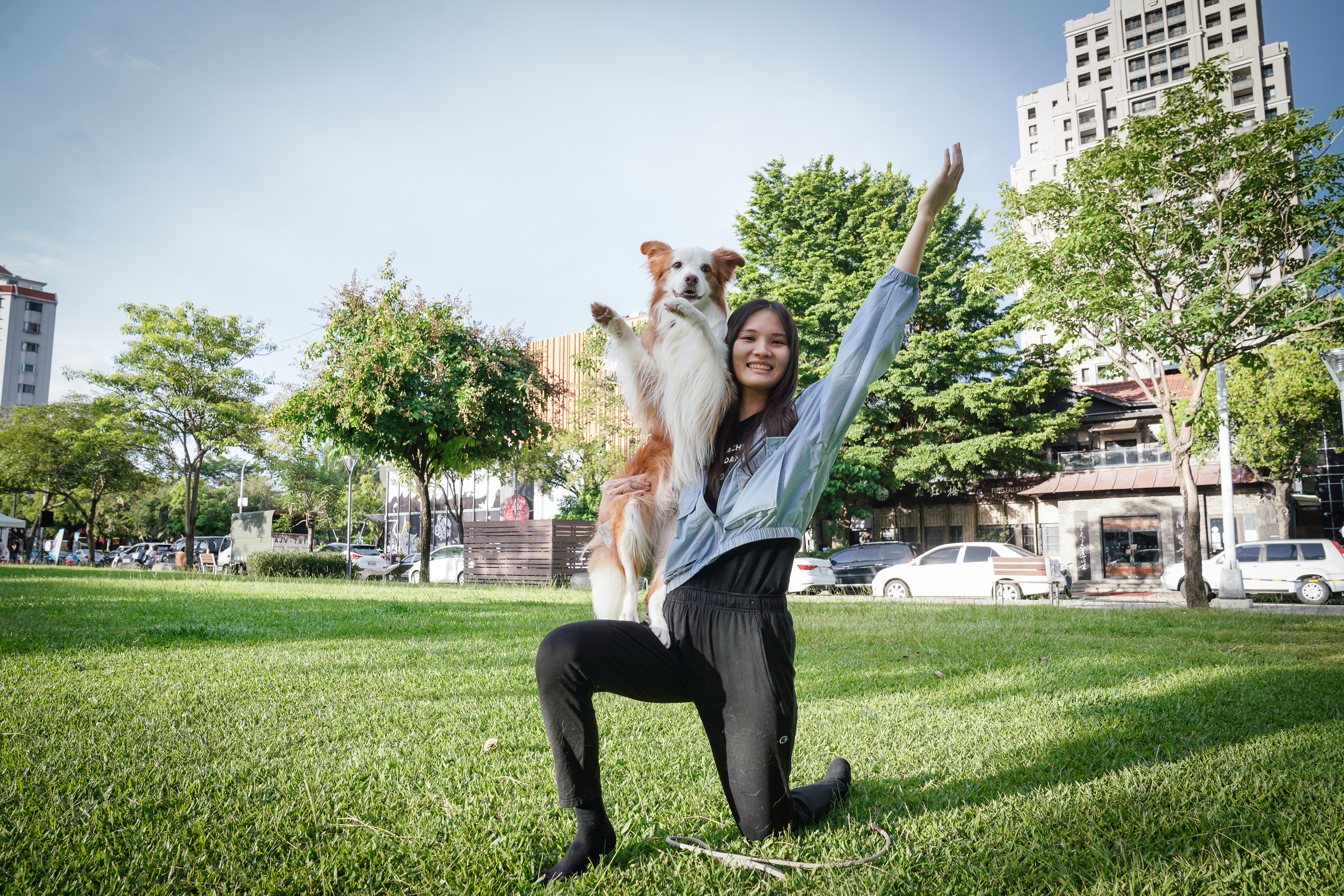 莊珺涵為了愛犬「布布」,從害羞寡言的上班族變成與狗共舞的冠軍,進而開課創業。