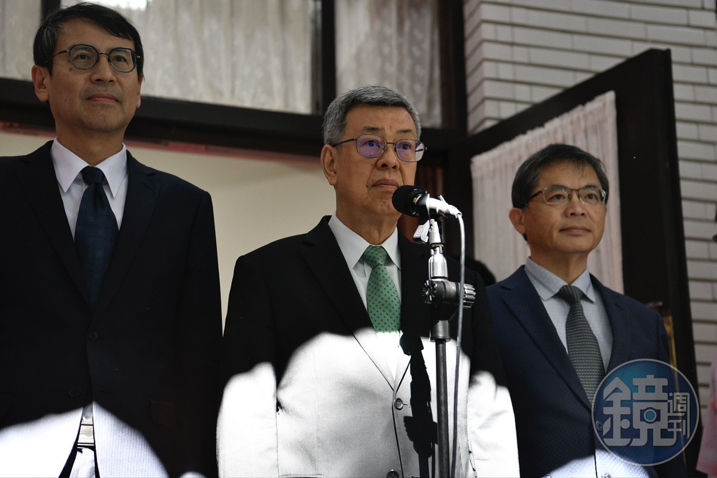 行政院長陳建仁（中）今日為進口蛋引發的問題道歉，但強調進口雞蛋政策是必要的。