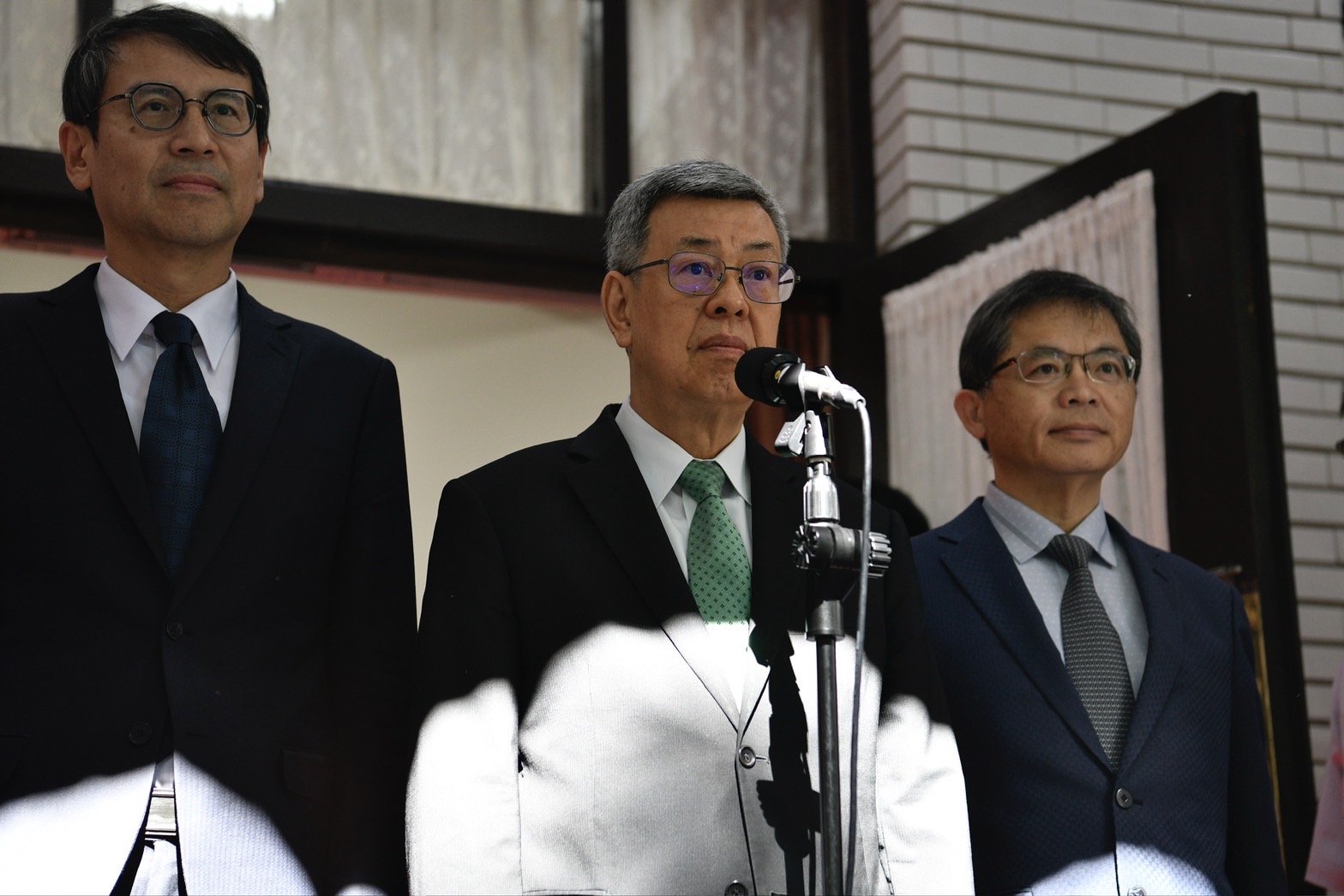 行政院長陳建仁（中）今日為進口蛋引發的問題道歉，但強調進口雞蛋政策是必要的。