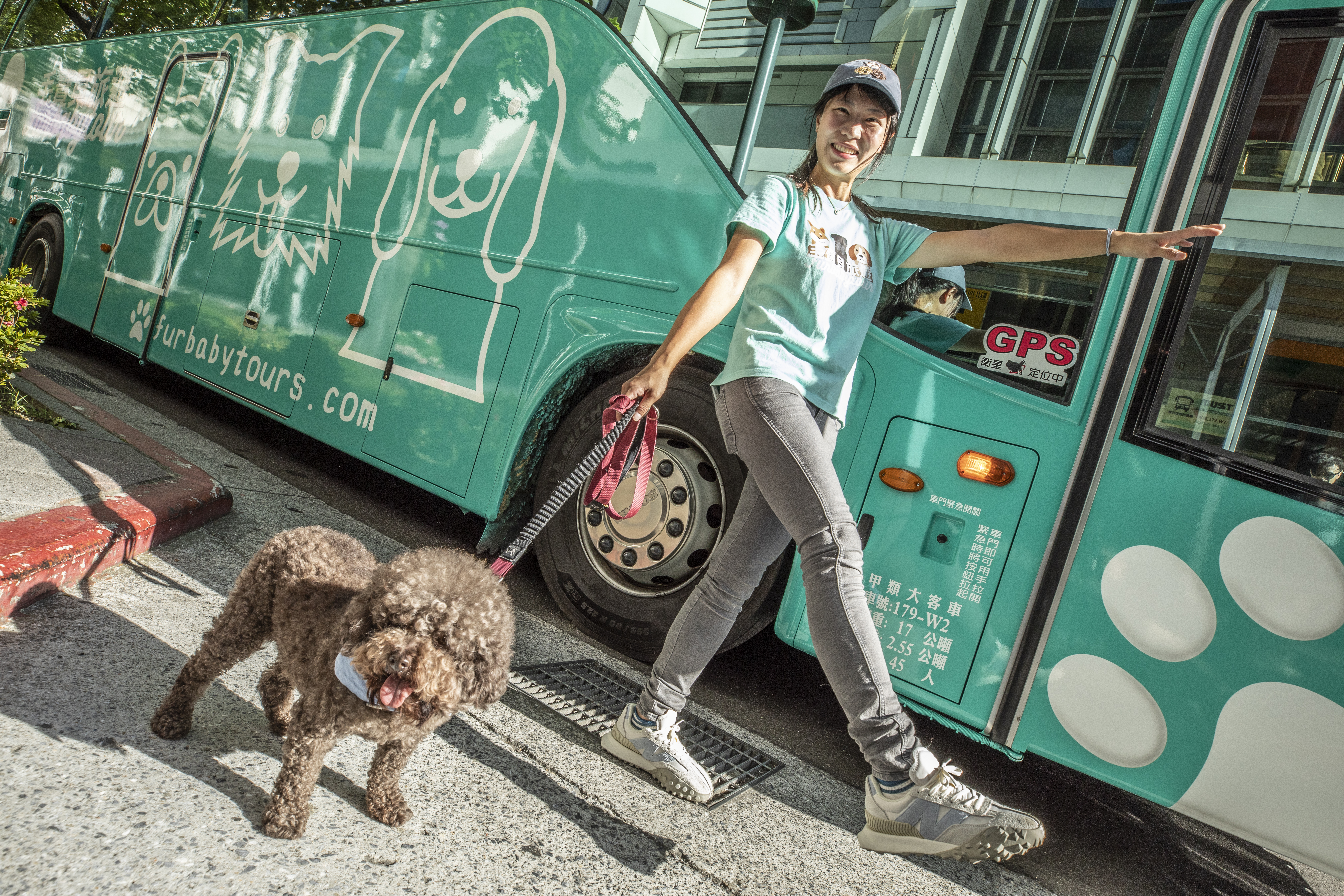陳依凌帶著自己的黑貴賓「嘎逼」一起當寵物旅遊團領隊，每週帶團員與毛孩全台旅遊。