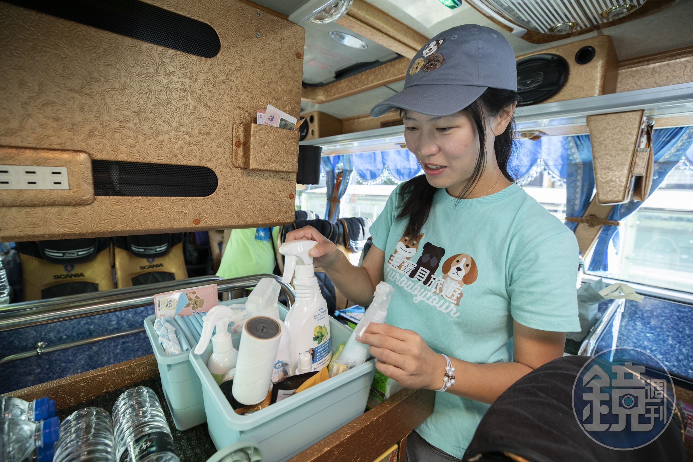 出團前，陳依凌會在車上準備毛孩的尿布、尿墊，以及除臭、清潔等相關用品。