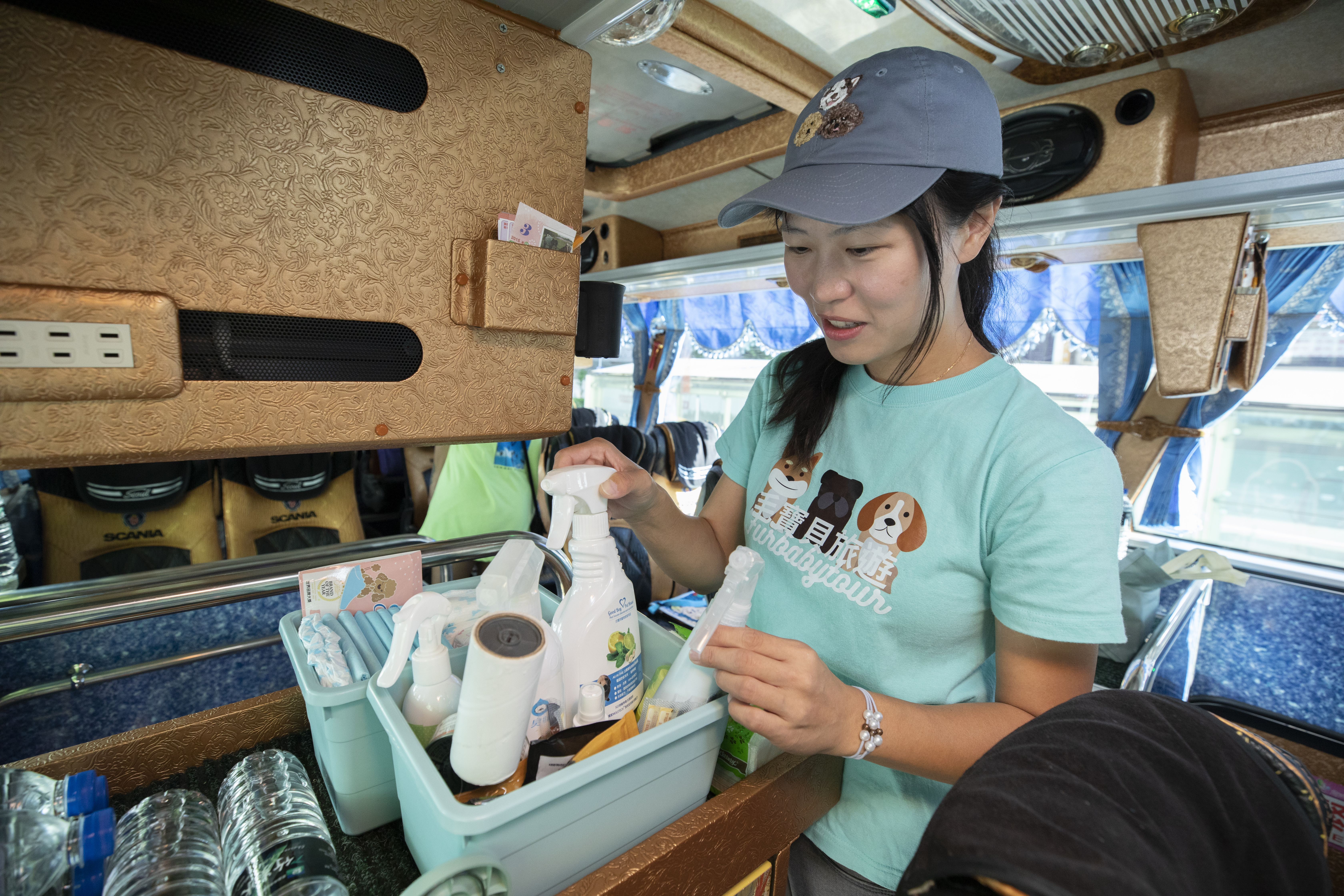 出團前，陳依凌會在車上準備毛孩的尿布、尿墊，以及除臭、清潔等相關用品。