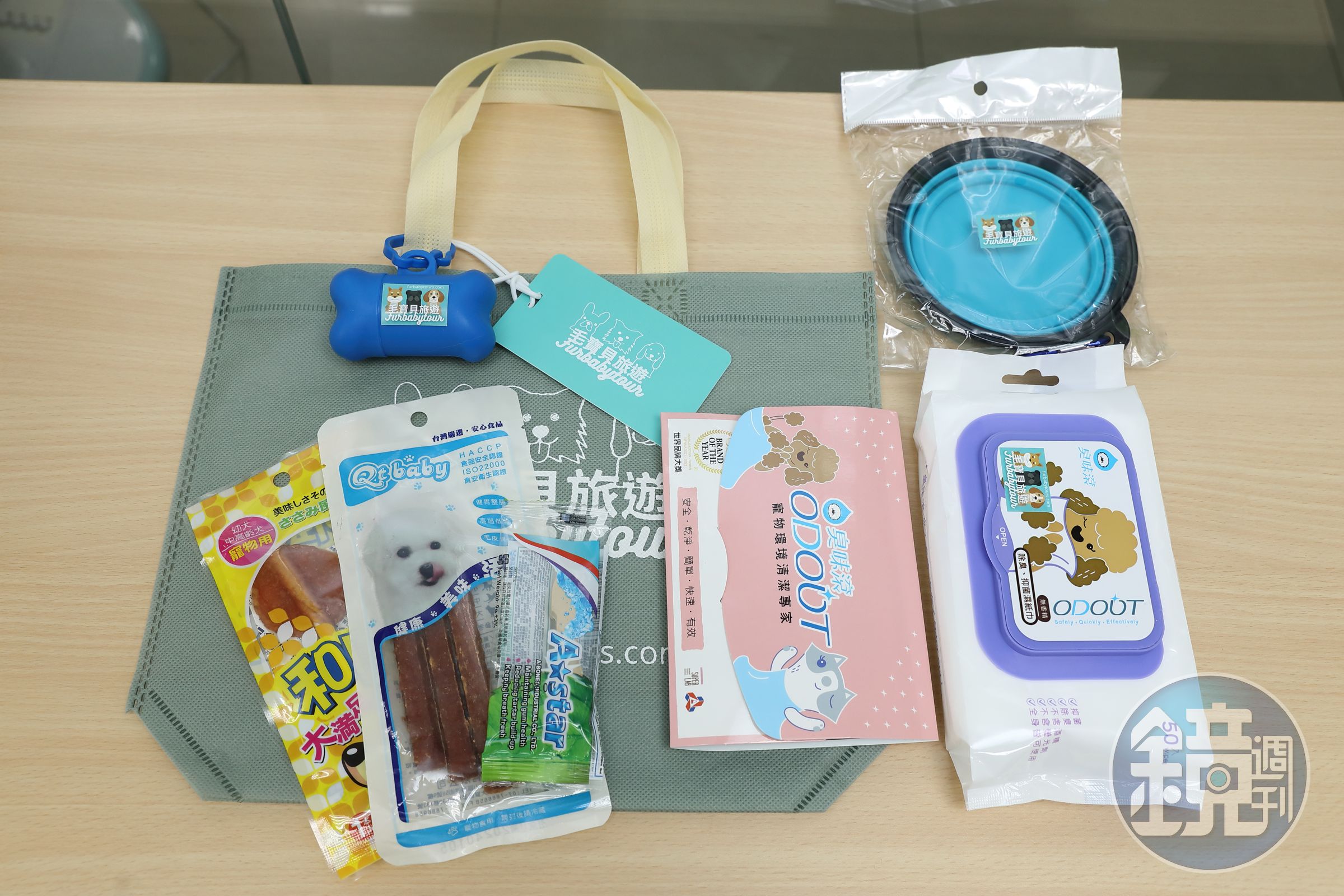 陳依凌送的出遊贈品是伸縮碗、撿便袋、濕紙巾和零食，相當實用。