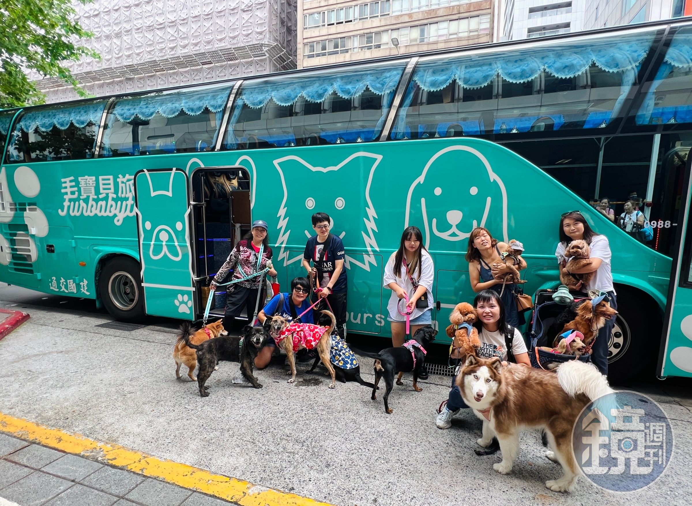 毛寶貝旅遊的集合點選在北市捷運松江南京站1號出口，因為該處有電梯，附近是公園，也有便利商店，適合帶毛孩等待。（陳依凌提供）