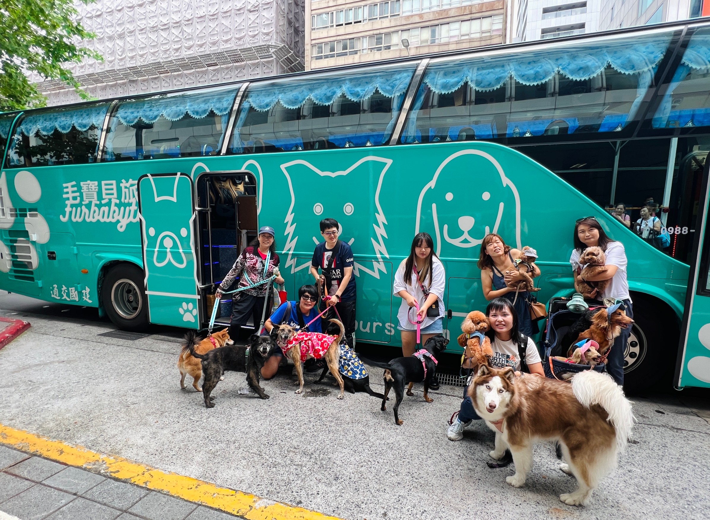 毛寶貝旅遊的集合點選在北市捷運松江南京站1號出口，因為該處有電梯，附近是公園，也有便利商店，適合帶毛孩等待。（陳依凌提供）