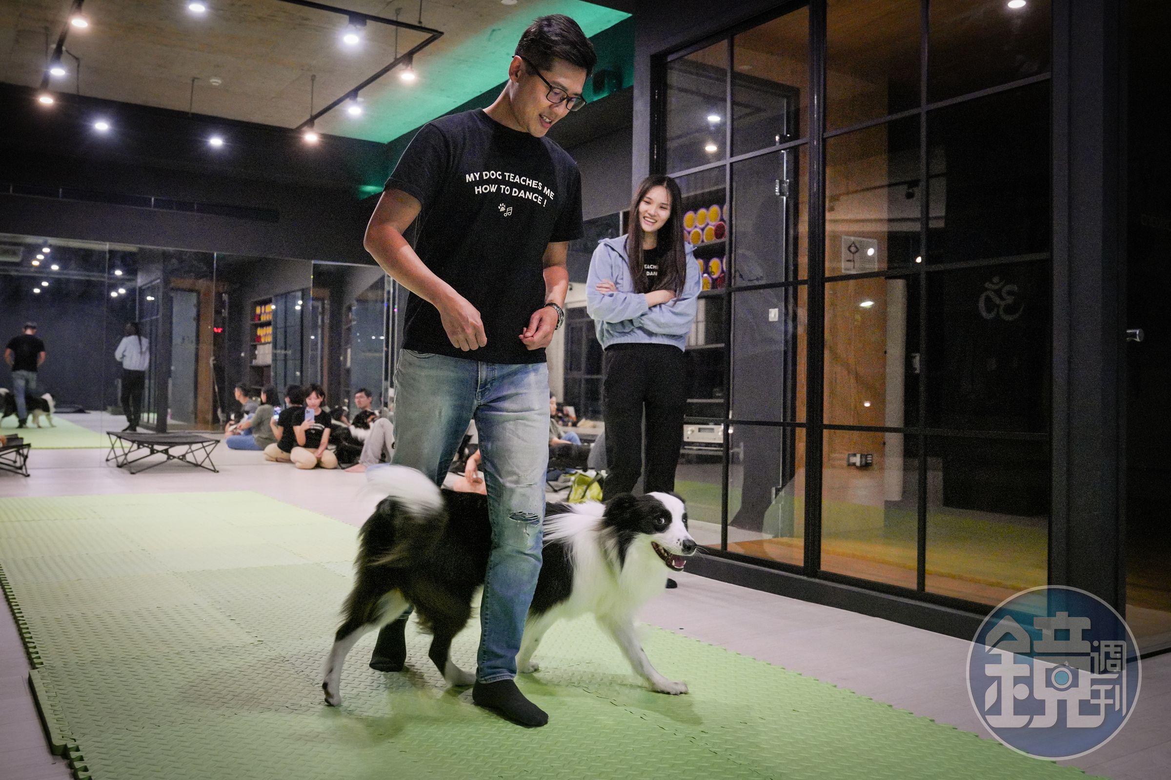 莊珺涵（右）為了愛犬「布布」，從害羞寡言的上班族變成與狗共舞的冠軍，進而開課創業。