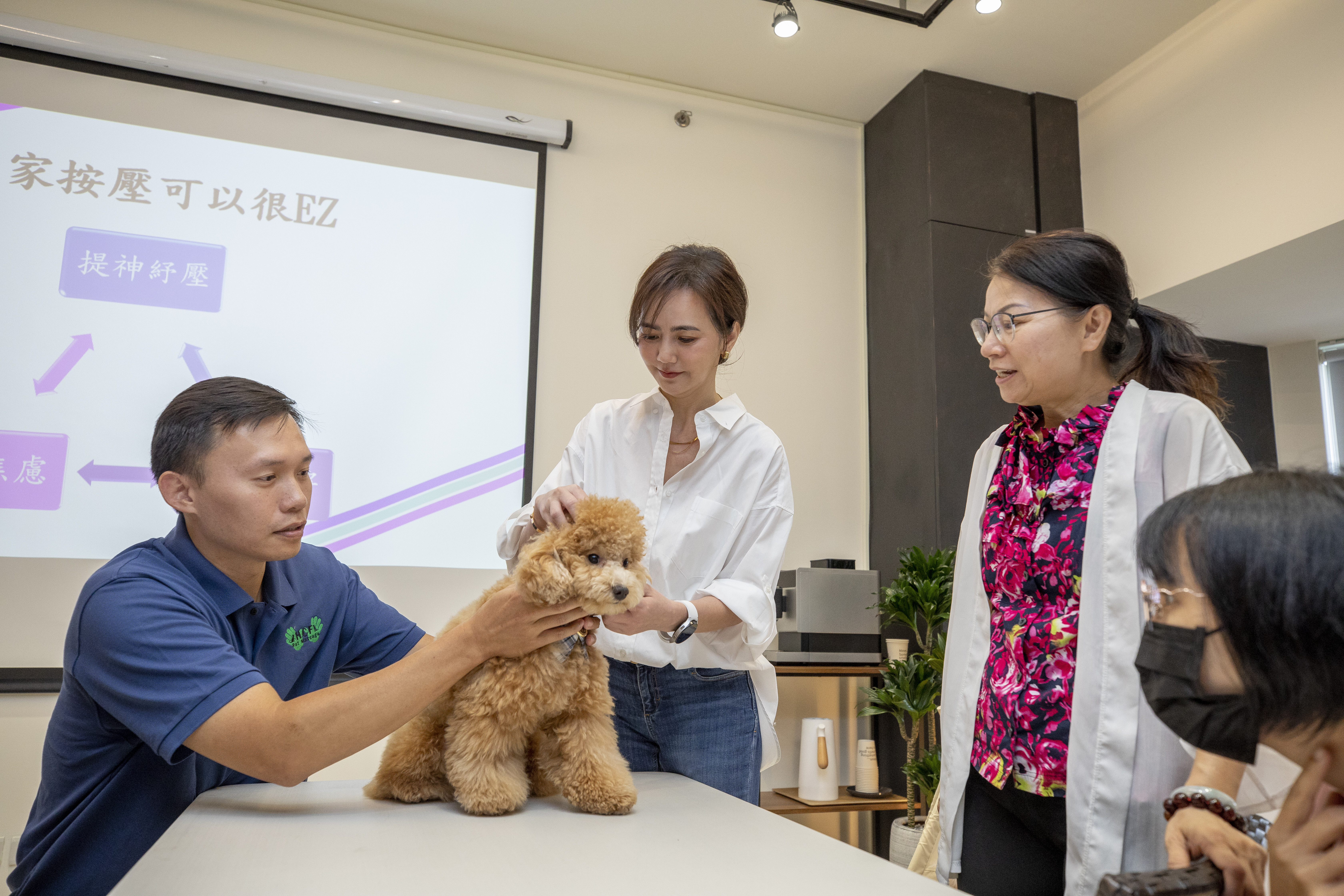 簡沛恩（中）不走傳統銷售方式，改以分享經濟模式賣保健品，每月都辦寵物座談讓經銷商、會員交流。