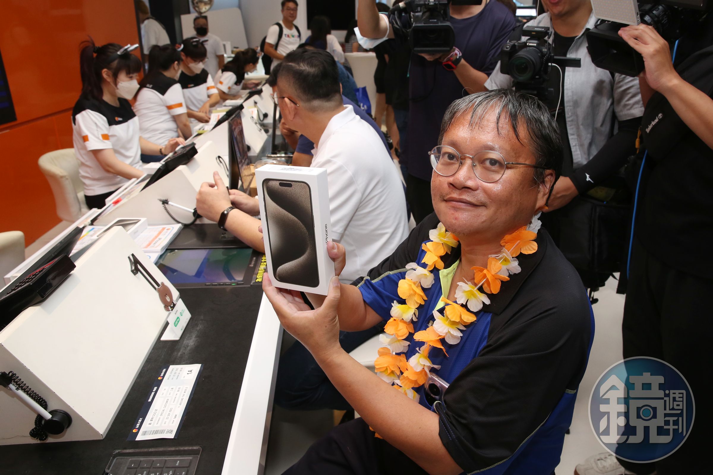 台灣大哥大排第一位交機iPhone 15的許先生。