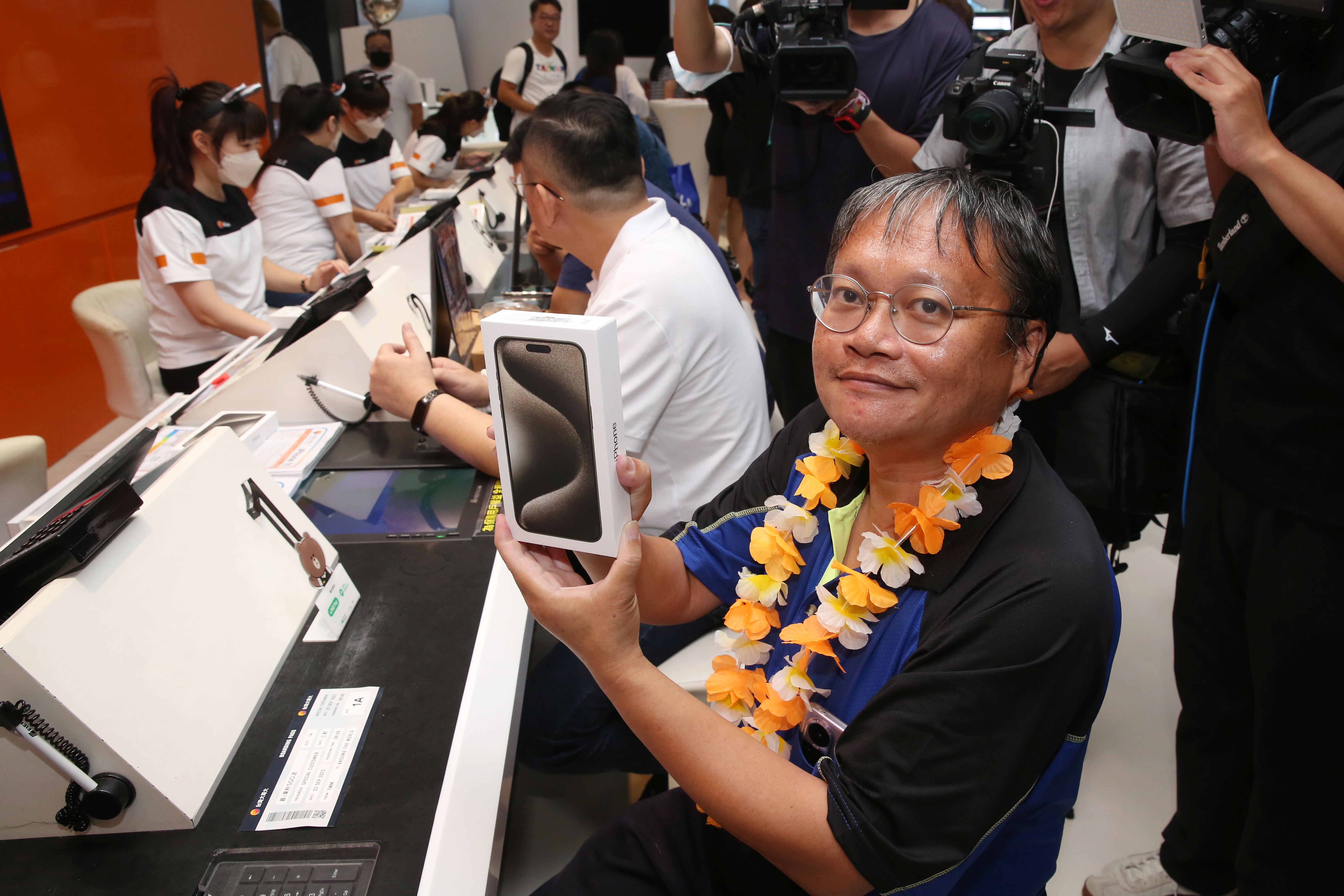 台灣大哥大排第一位交機iPhone 15的許先生。