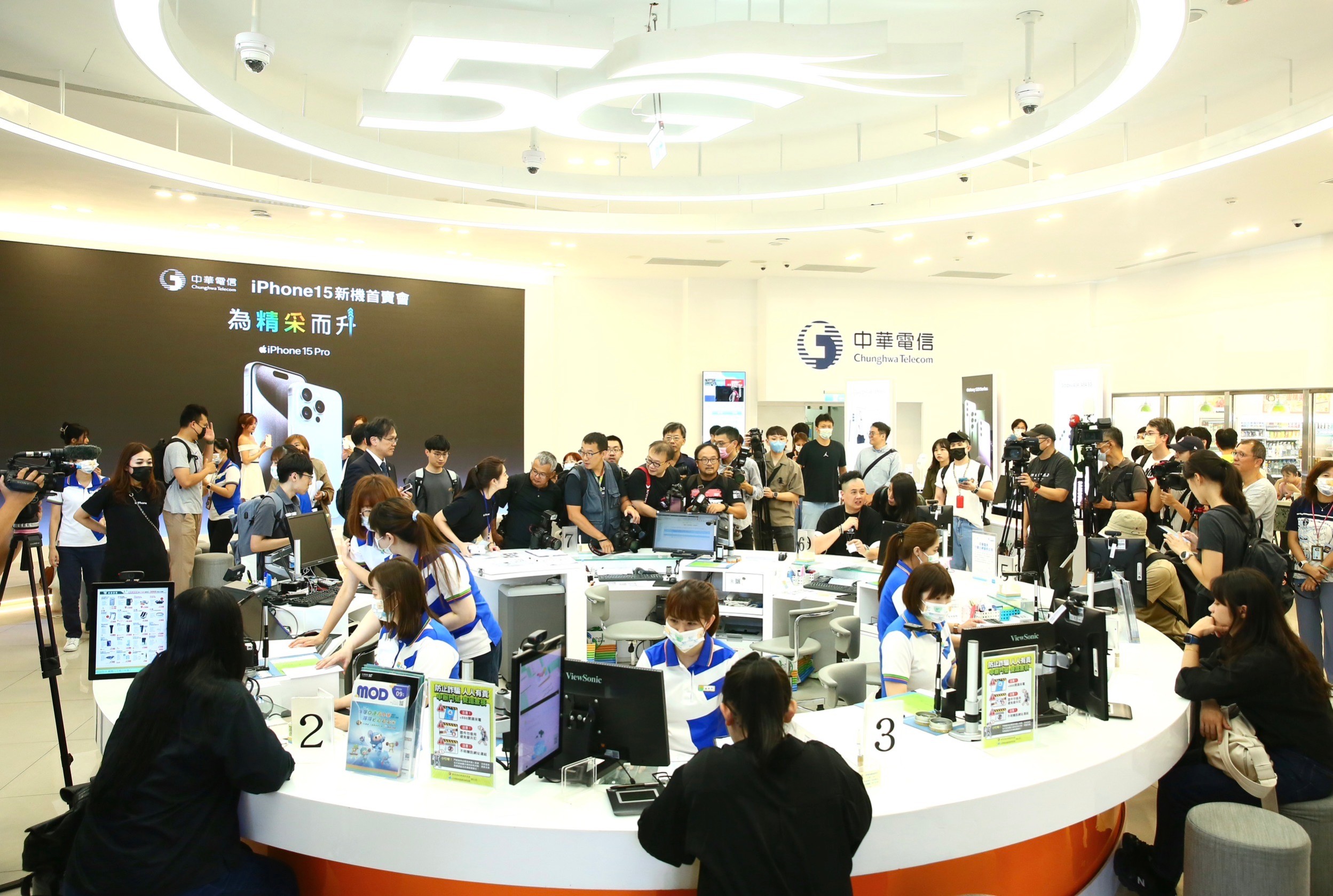 中華電信開賣iPhone 15，果粉排隊搶買。