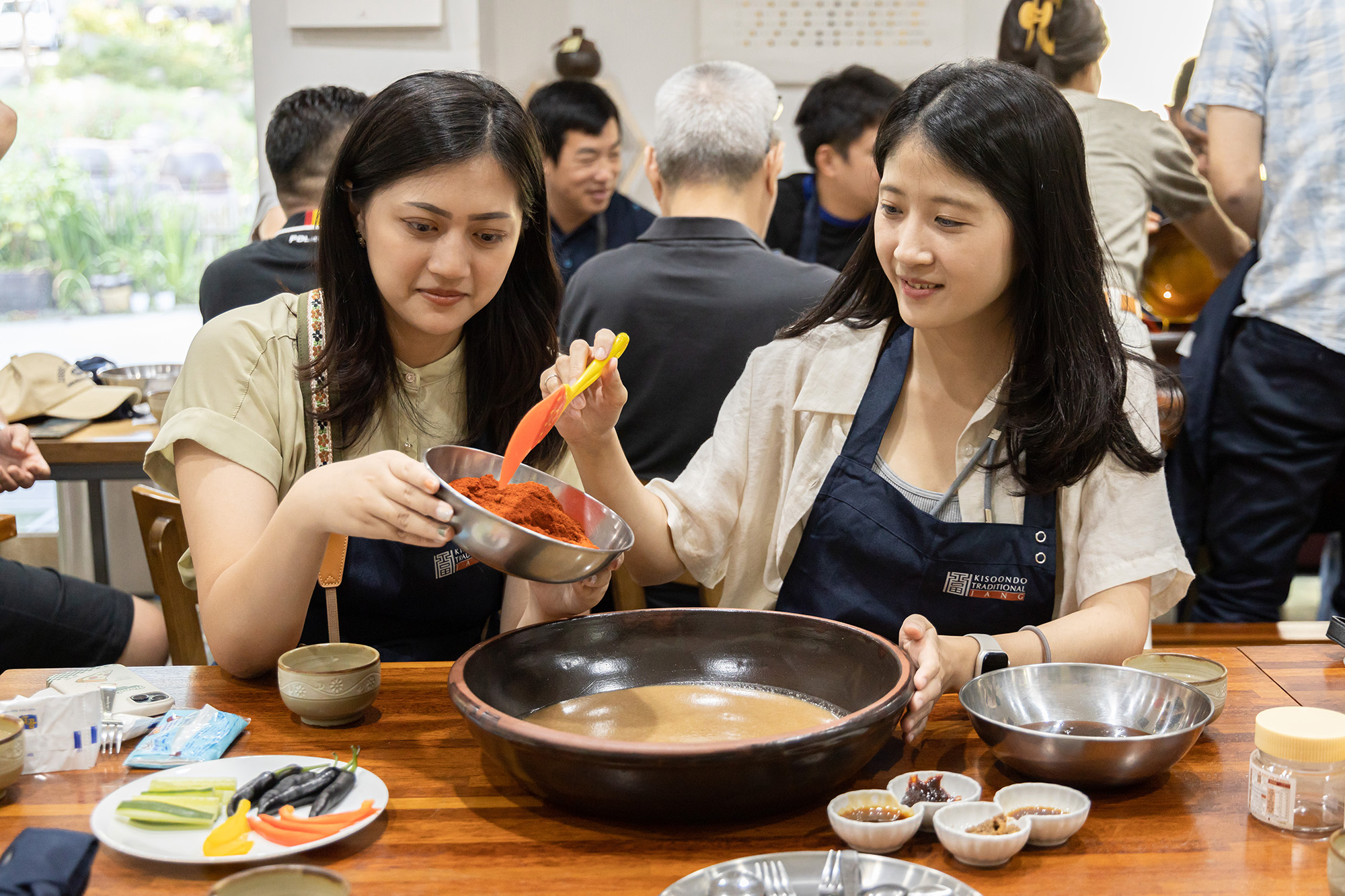 大師只留最簡單步驟給我們， 將辣椒粉、穀物糖漿倒入大醬裡，均勻攪拌後就完工。