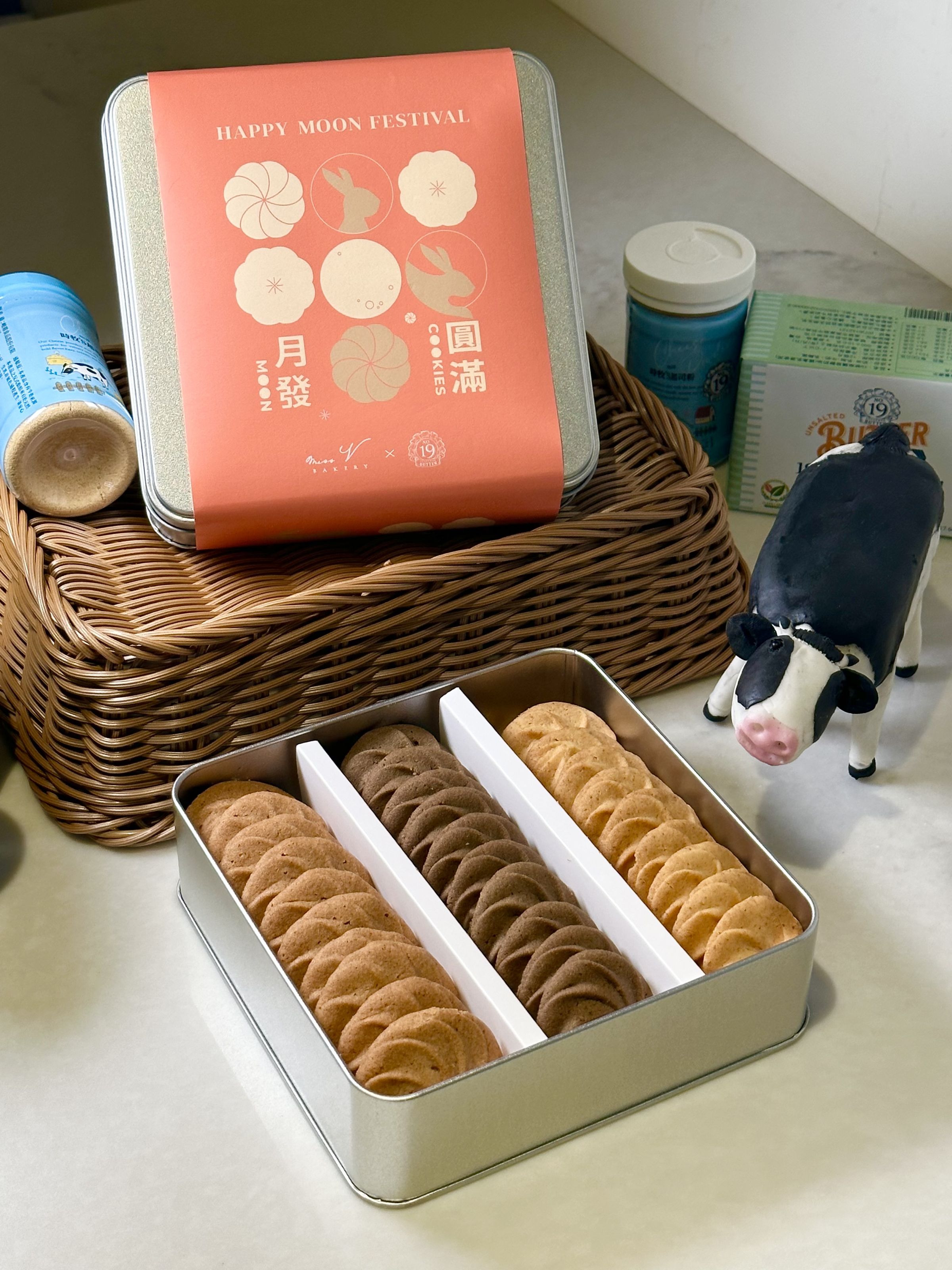 「鐵盒餅乾」有肉桂捲、優格起司、原味紅玉3種口味，口感酥鬆不油，很耐吃。（需預訂，價格請洽Miss V Bakery）