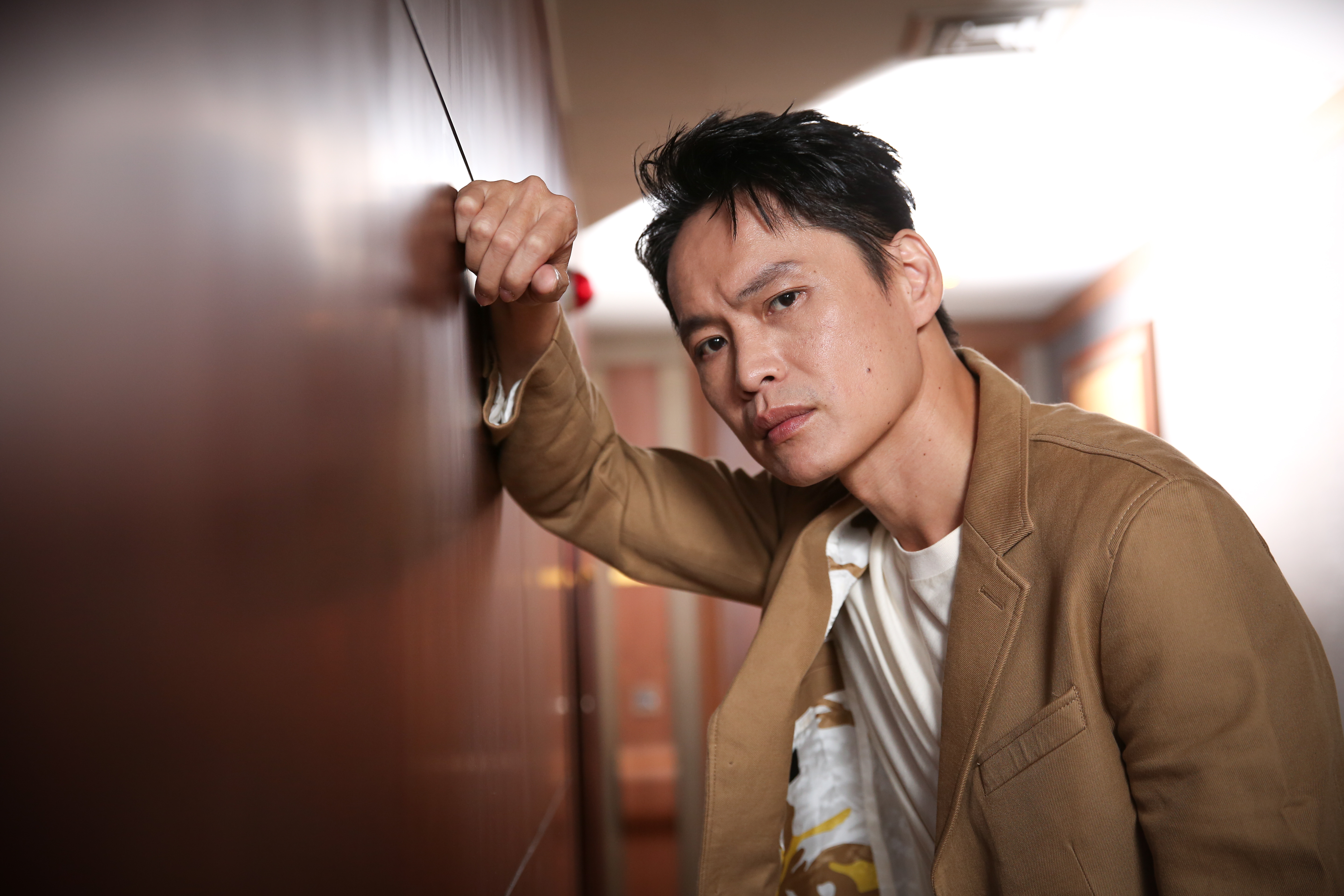 黃鐙輝在鏡頭前能說善道又很會搞笑，反應奇快，但他說這只是他在演藝圈生存的武器，實際上他還是很宅。