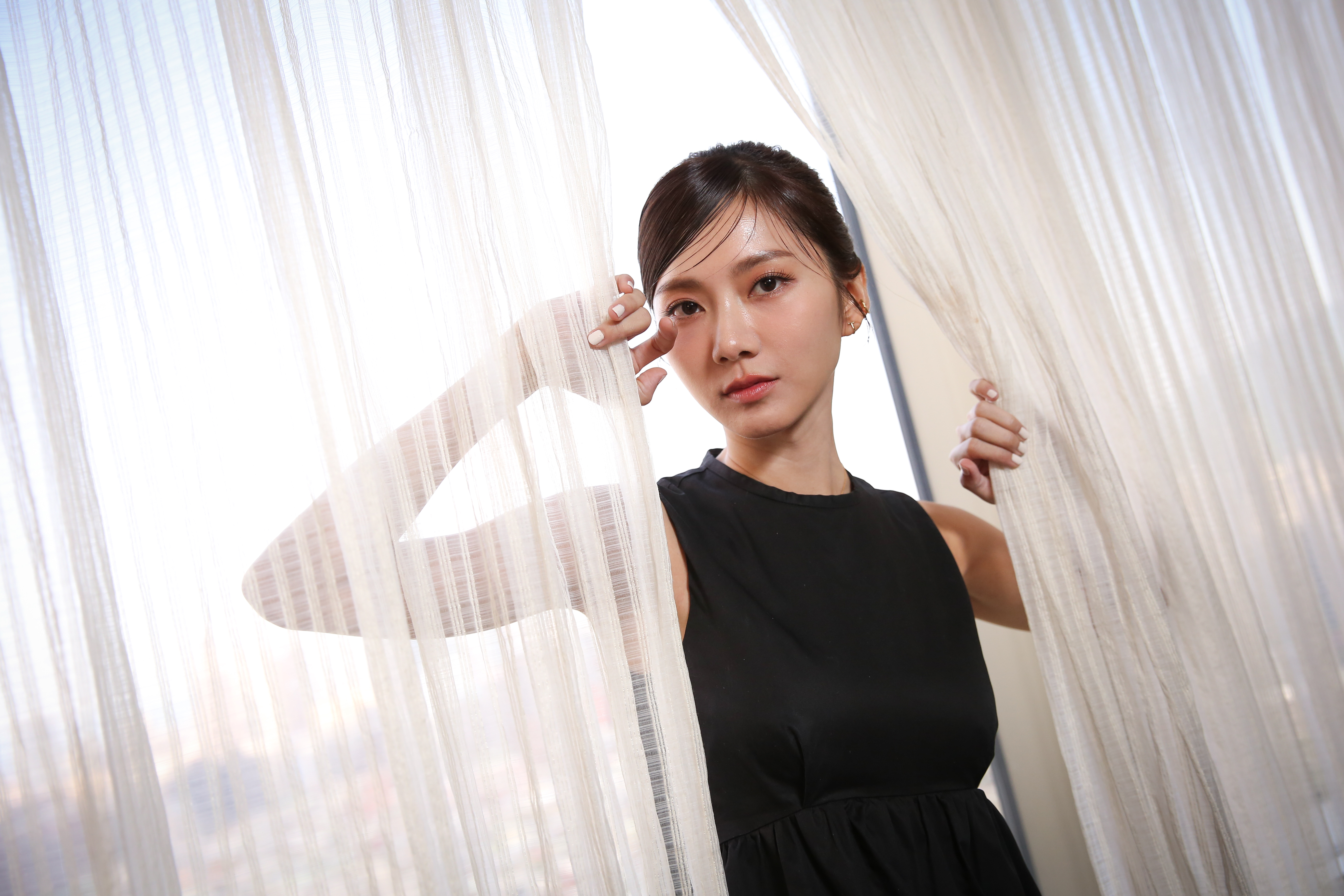 入行前的工作經驗只有賣豆花，蔡黃汝職場經驗不多，卻要演一位八面玲瓏的祕書，多虧2個姐姐給她很大幫助。