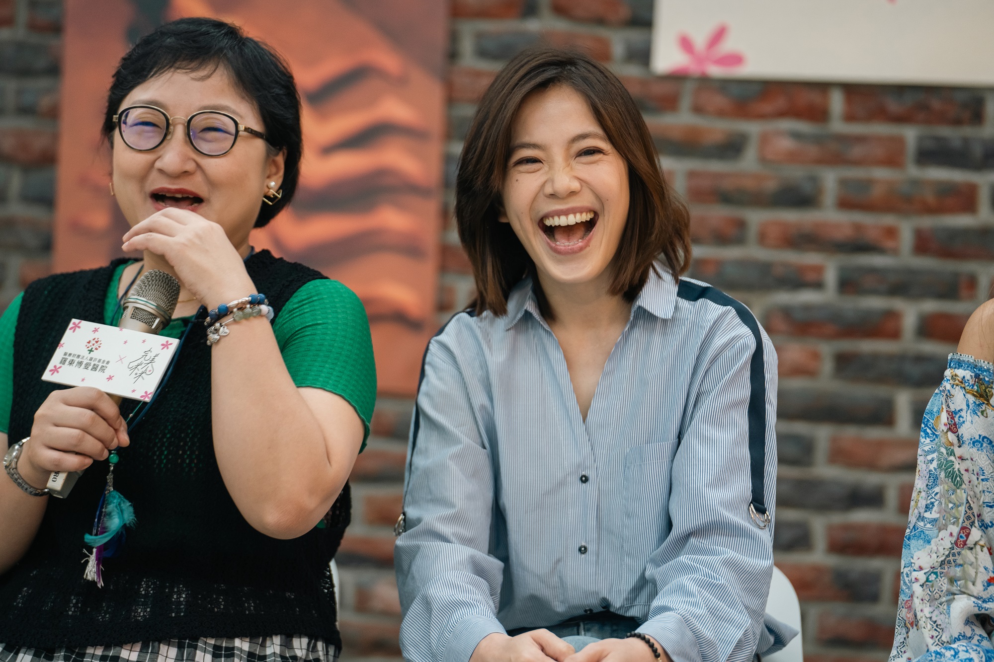 廖梨伶(左)與廖苡喬(右)分享演出分享。(《完美咪咪》提供)