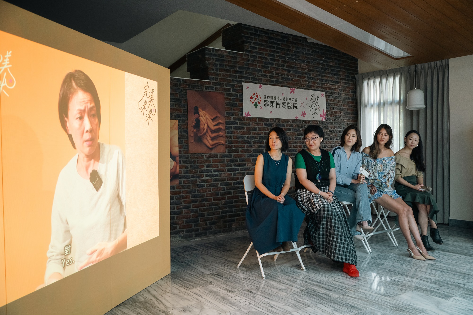 記者會上播放金獎影后柯淑勤觀後受訪影片。(《完美咪咪》提供)