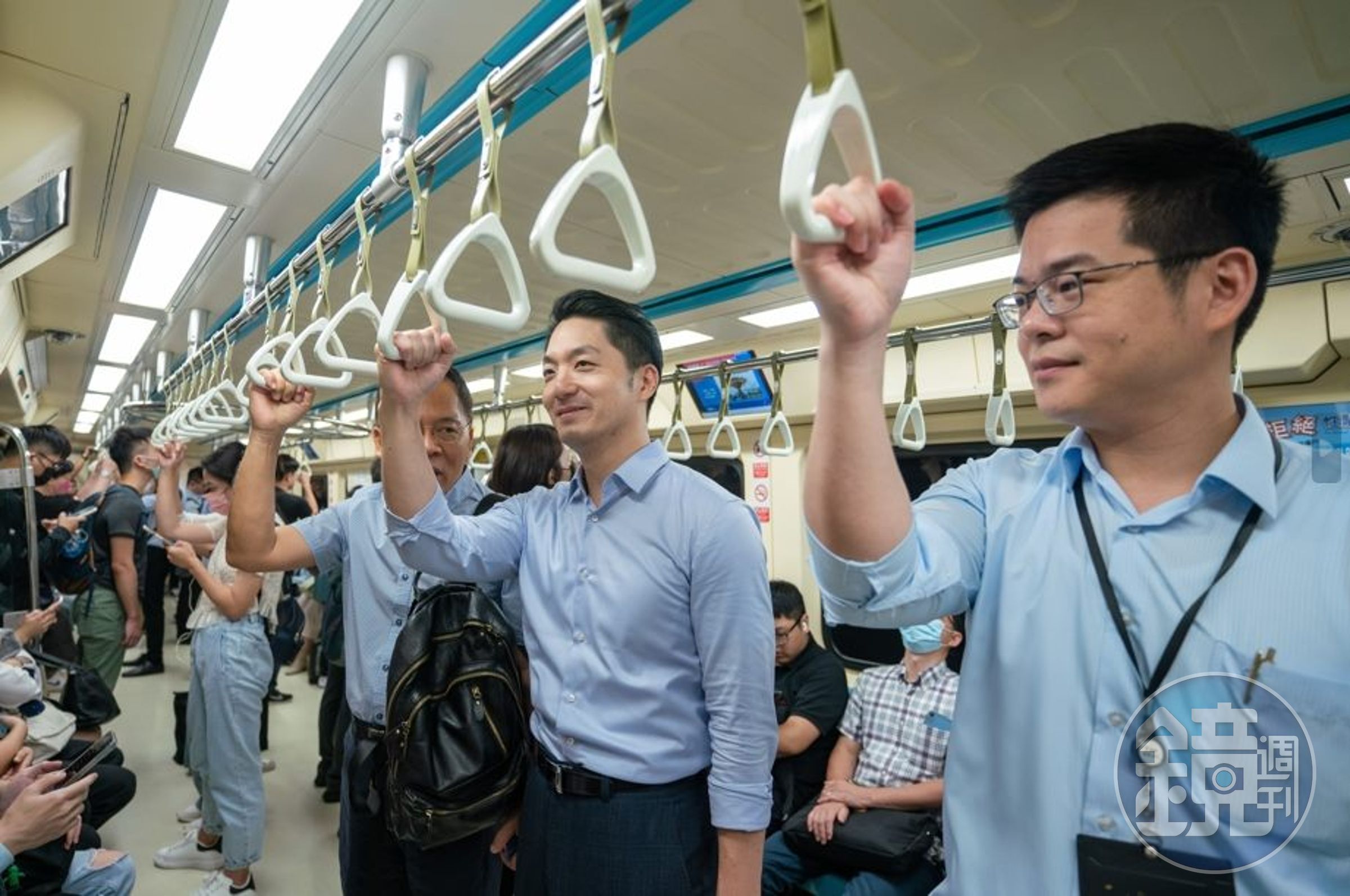 蔣萬安搭捷運上班，不少通勤民眾捕獲到野生市長。（北捷提供）