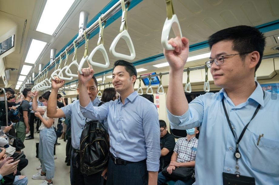 蔣萬安搭捷運上班，不少通勤民眾捕獲到野生市長。（北捷提供）