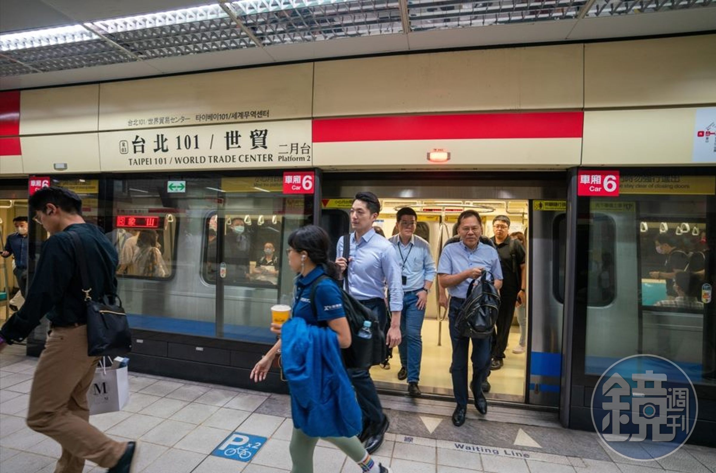 台北市長蔣萬安響應國際無車日，搭乘捷運淡水信義線前往市政府上班。（北捷提供）