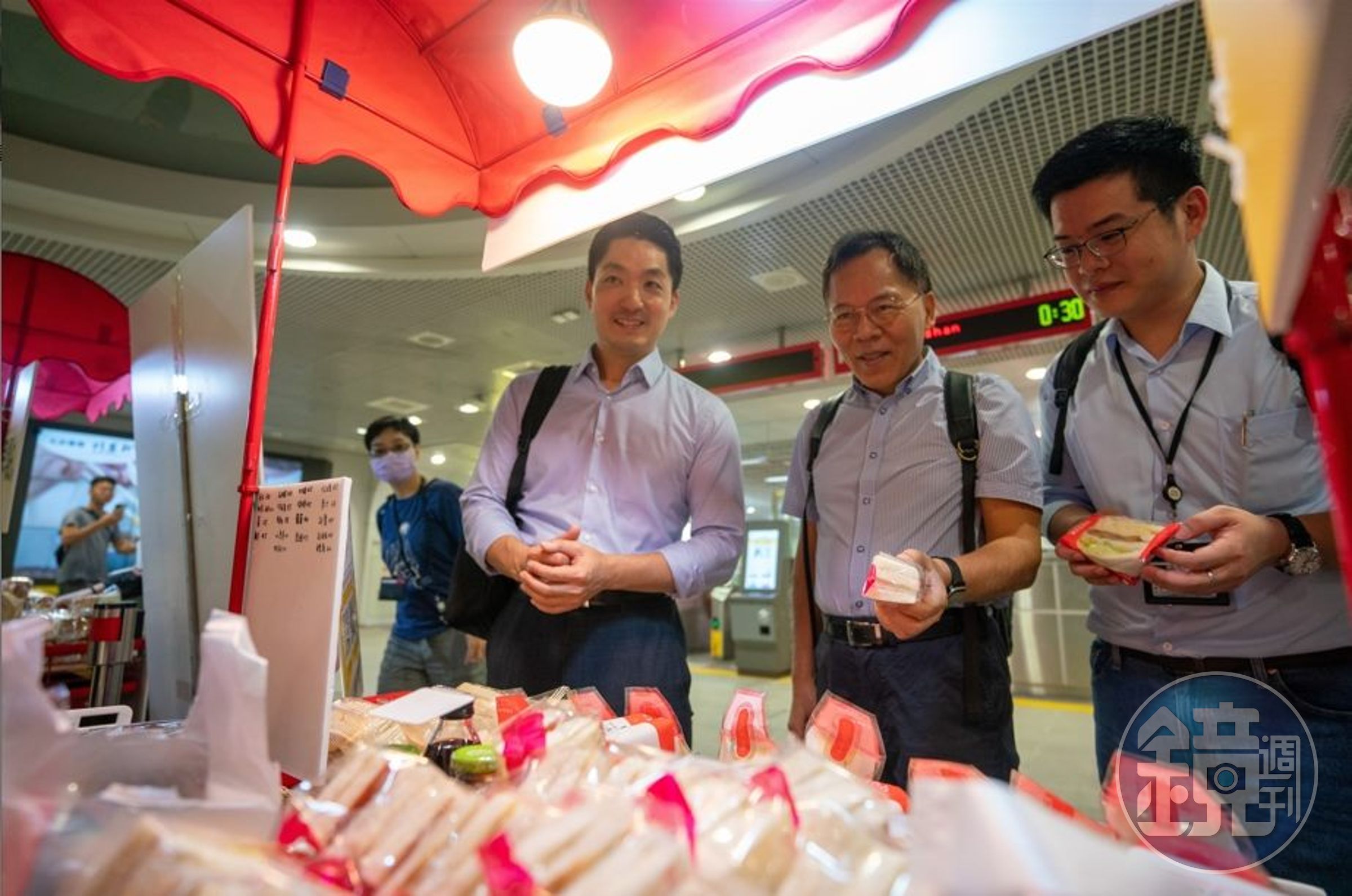 蔣萬安到捷運早餐生活節的攤位挑選早餐。（北捷提供）