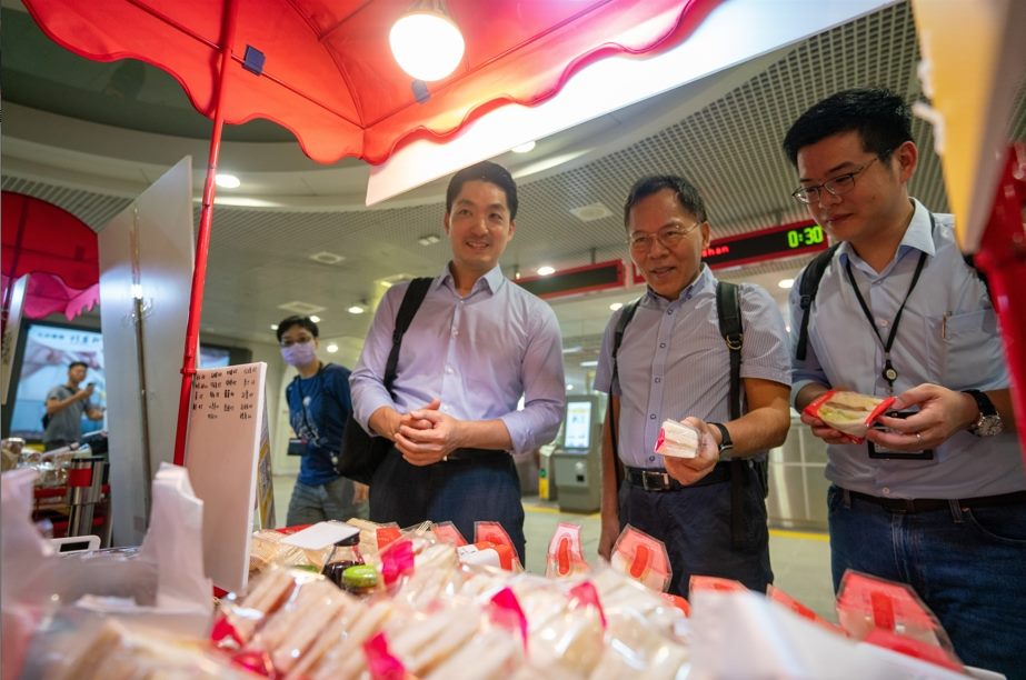 蔣萬安到捷運早餐生活節的攤位挑選早餐。（北捷提供）