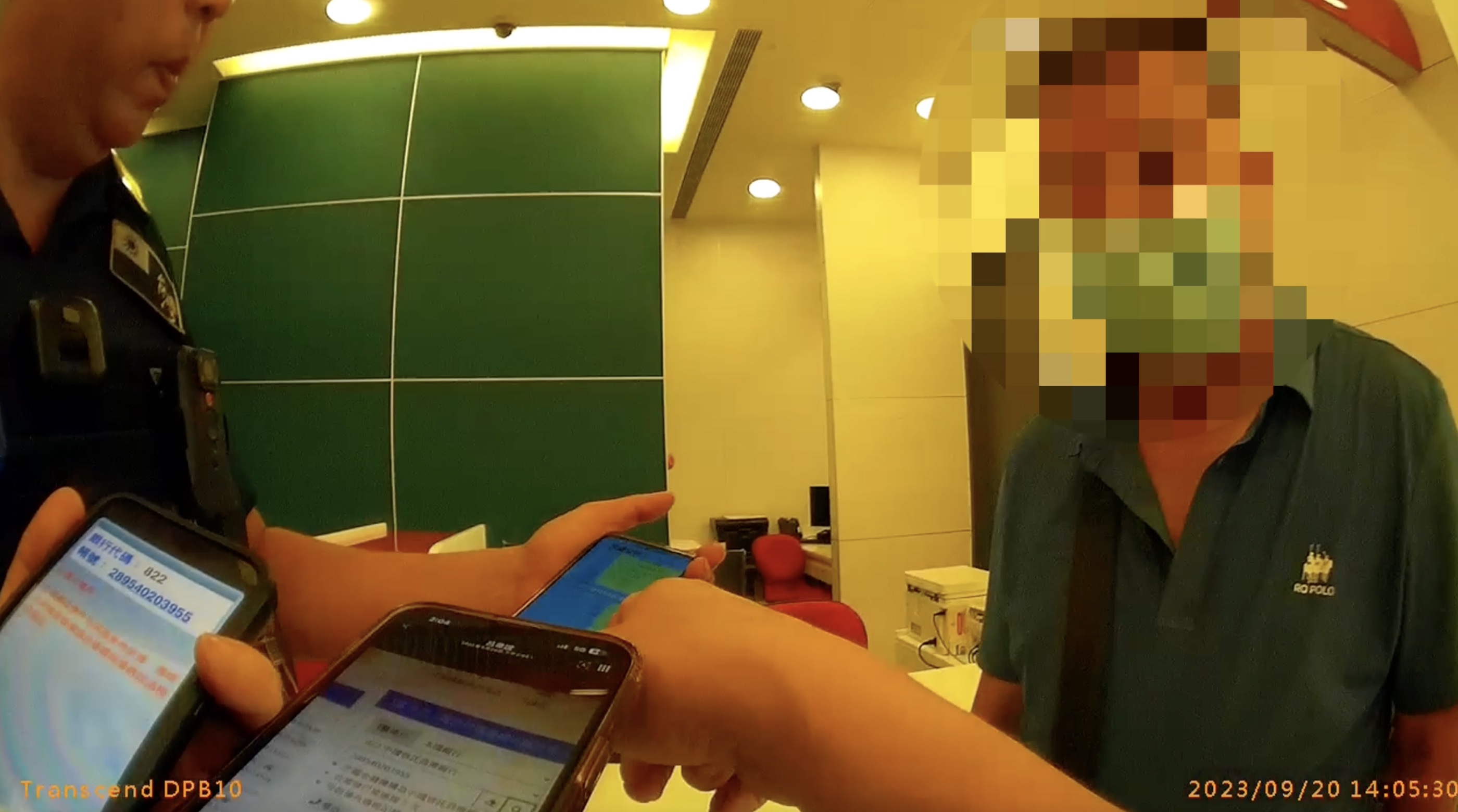 員警到銀行勸說高男取消匯款，阻止一場詐騙。（翻攝畫面）