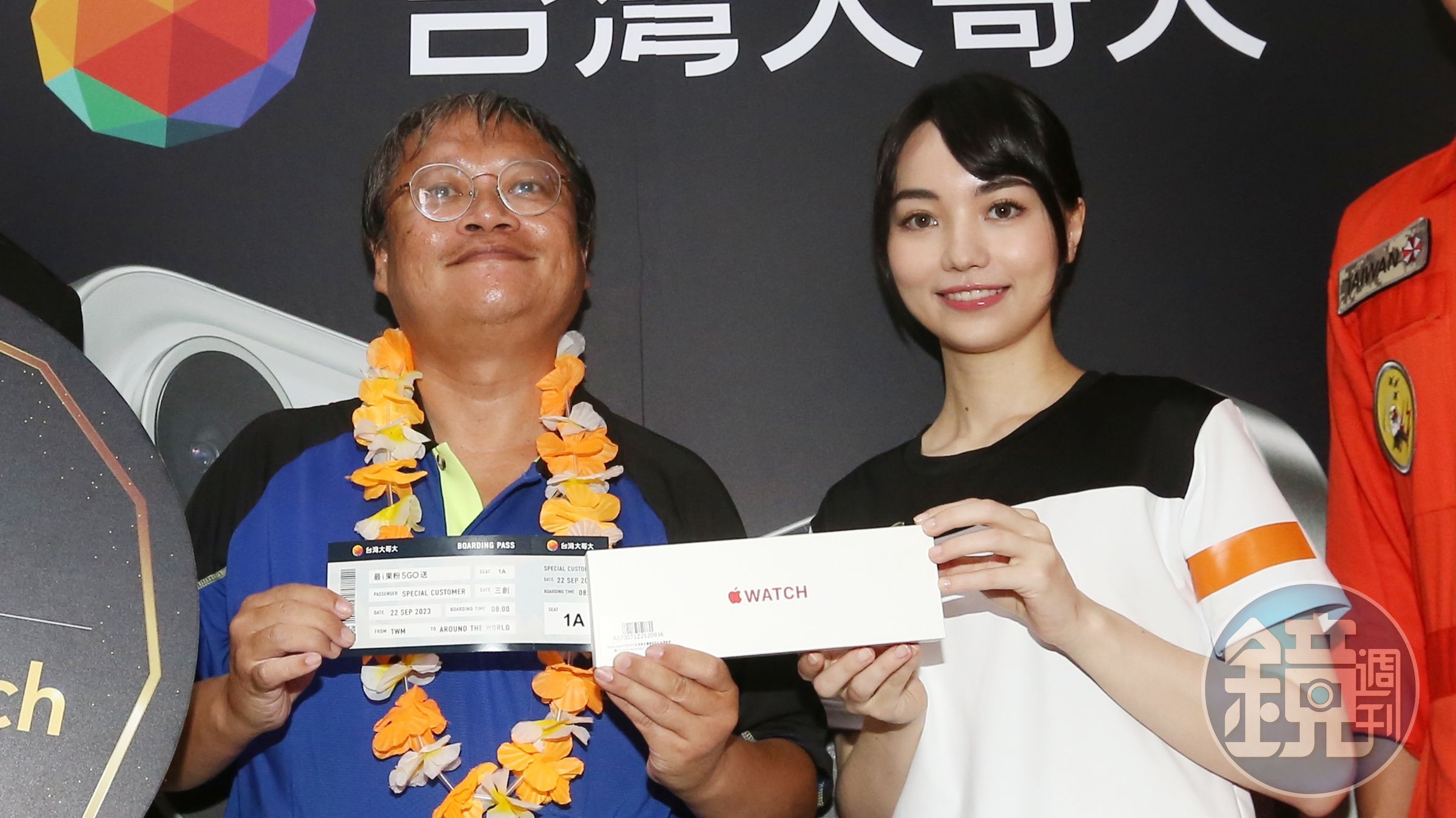 台灣大哥大的頭香哥是黑嘉嘉鐵粉，為了跟黑嘉嘉合照才來排隊的。