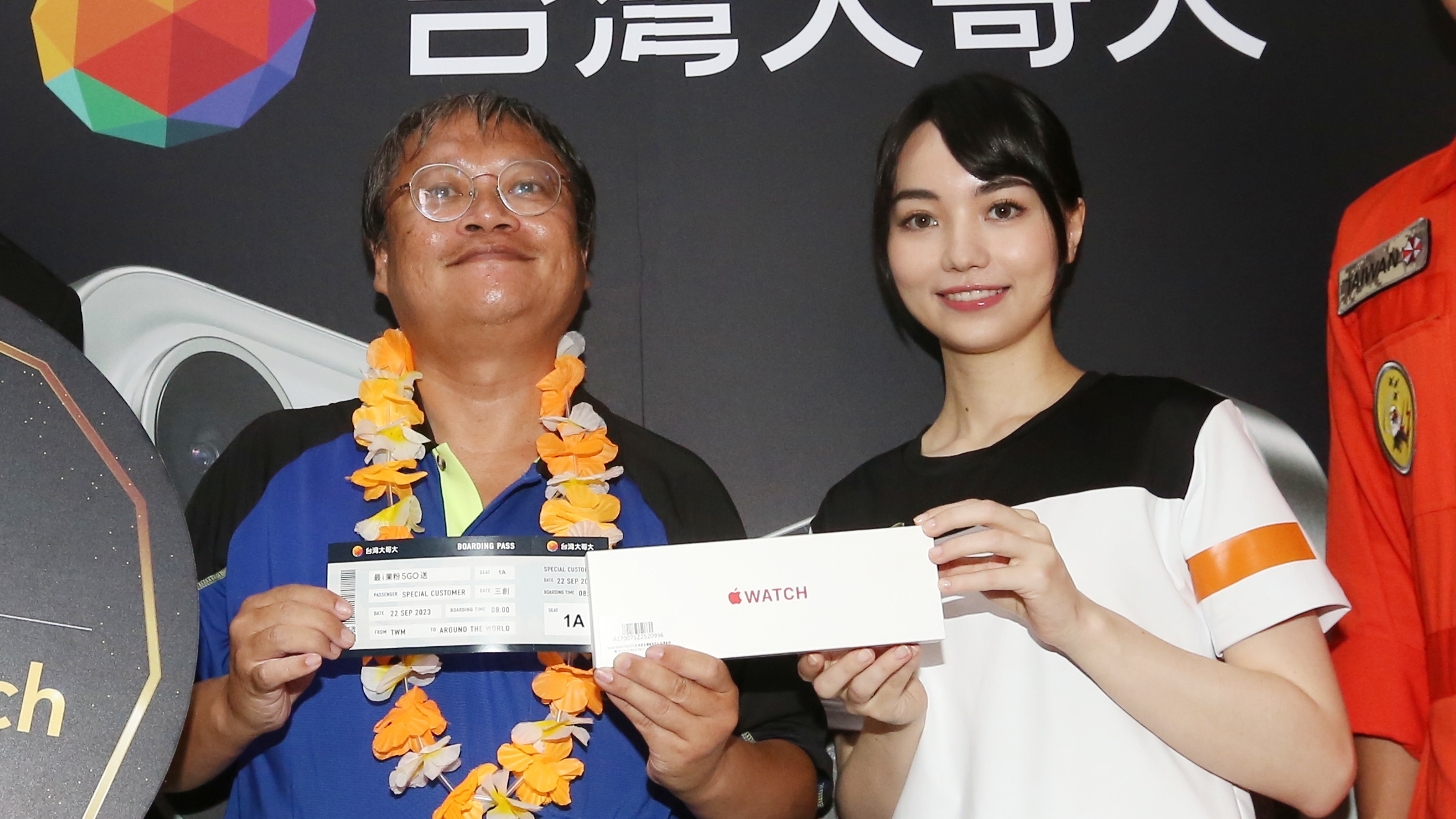 台灣大哥大的頭香哥是黑嘉嘉鐵粉，為了跟黑嘉嘉合照才來排隊的。