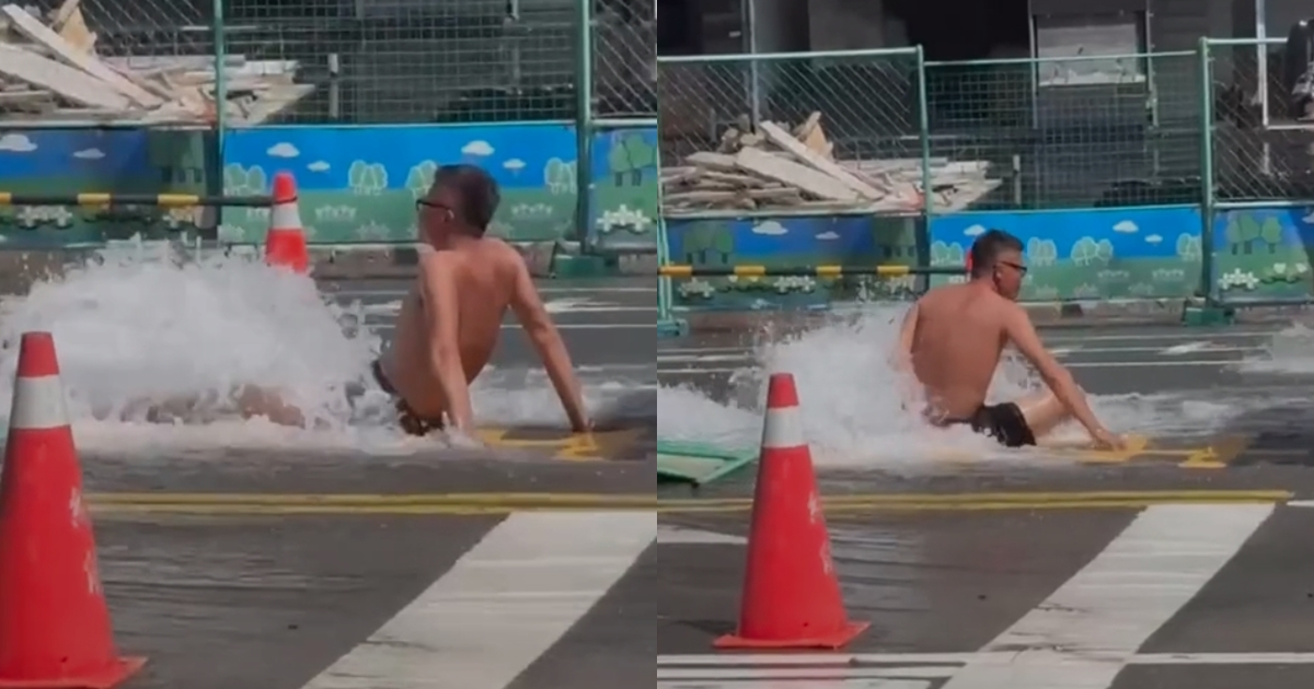 高雄市鳳山區鳳松路上一處工地因上游閥門異常導致大量清水外溢，工人肉身堵水企圖降低災情。（翻攝自記者爆料網）