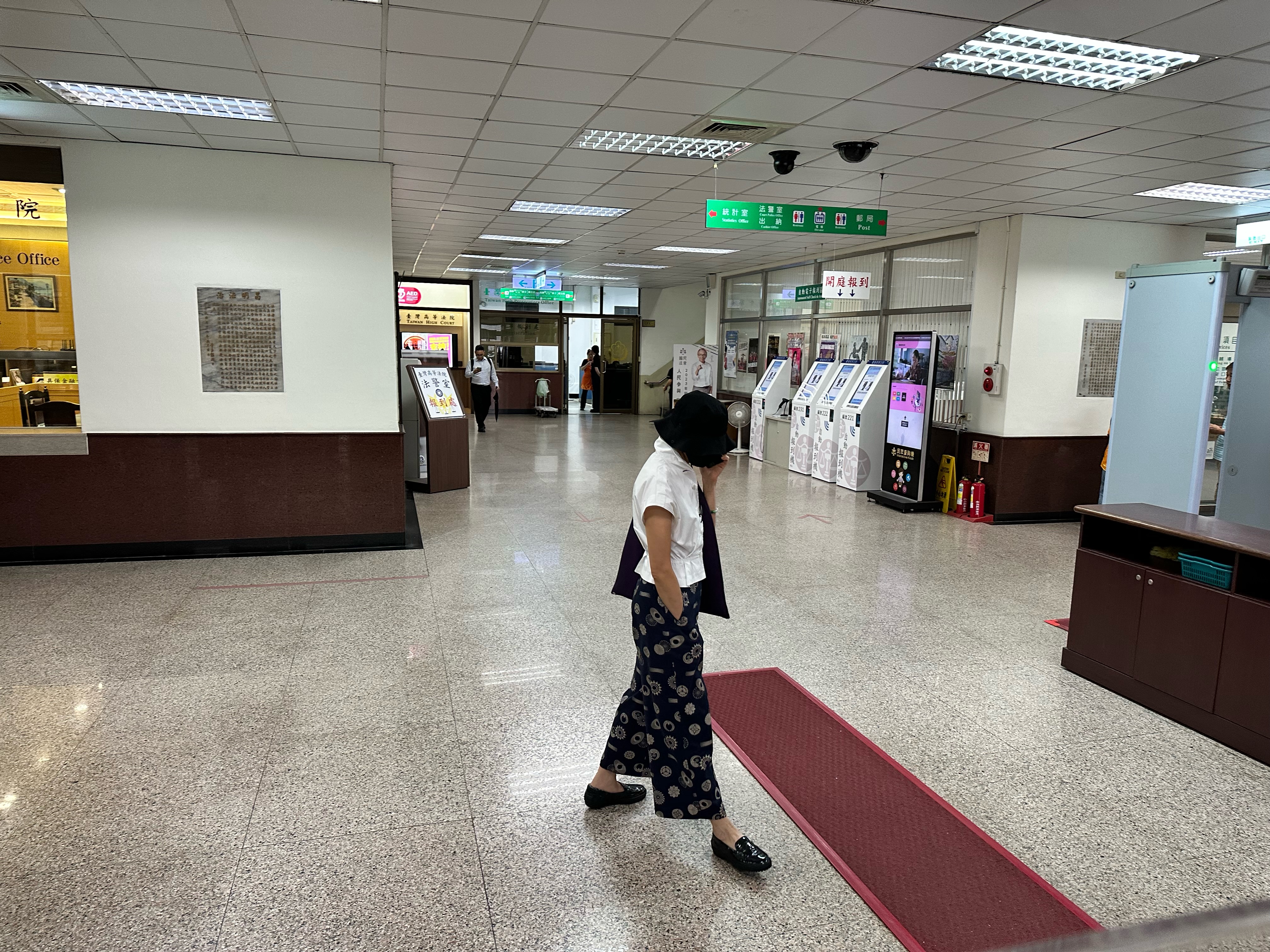 百億大亨朱國榮棄5億元交保金潛逃，朱國榮的妹妹朱佩瑜昨出庭說找不到哥哥，高院今裁定沒收其中4億元。