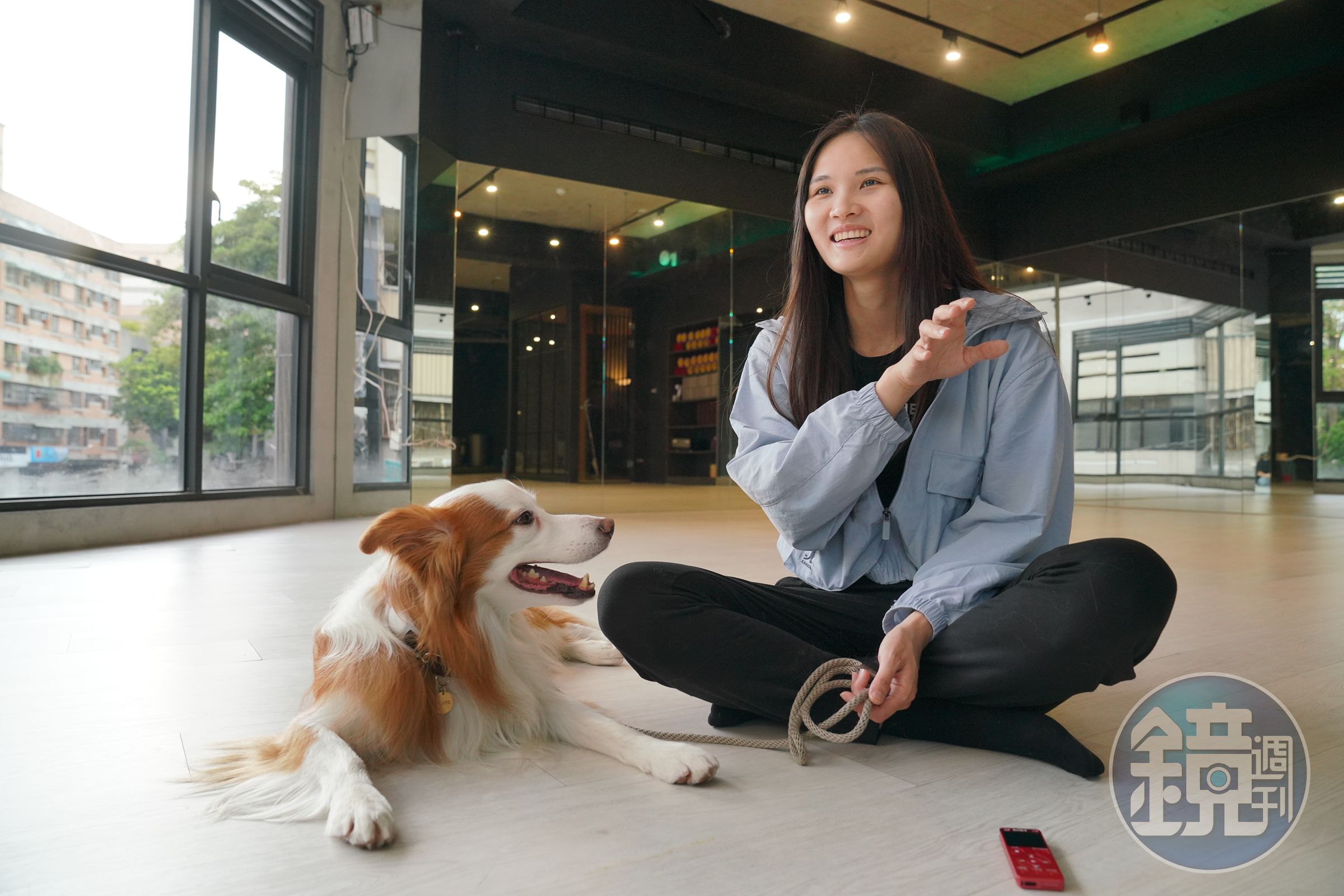 莊珺涵受訪時，她的愛犬布布穩定專注地在旁陪伴。