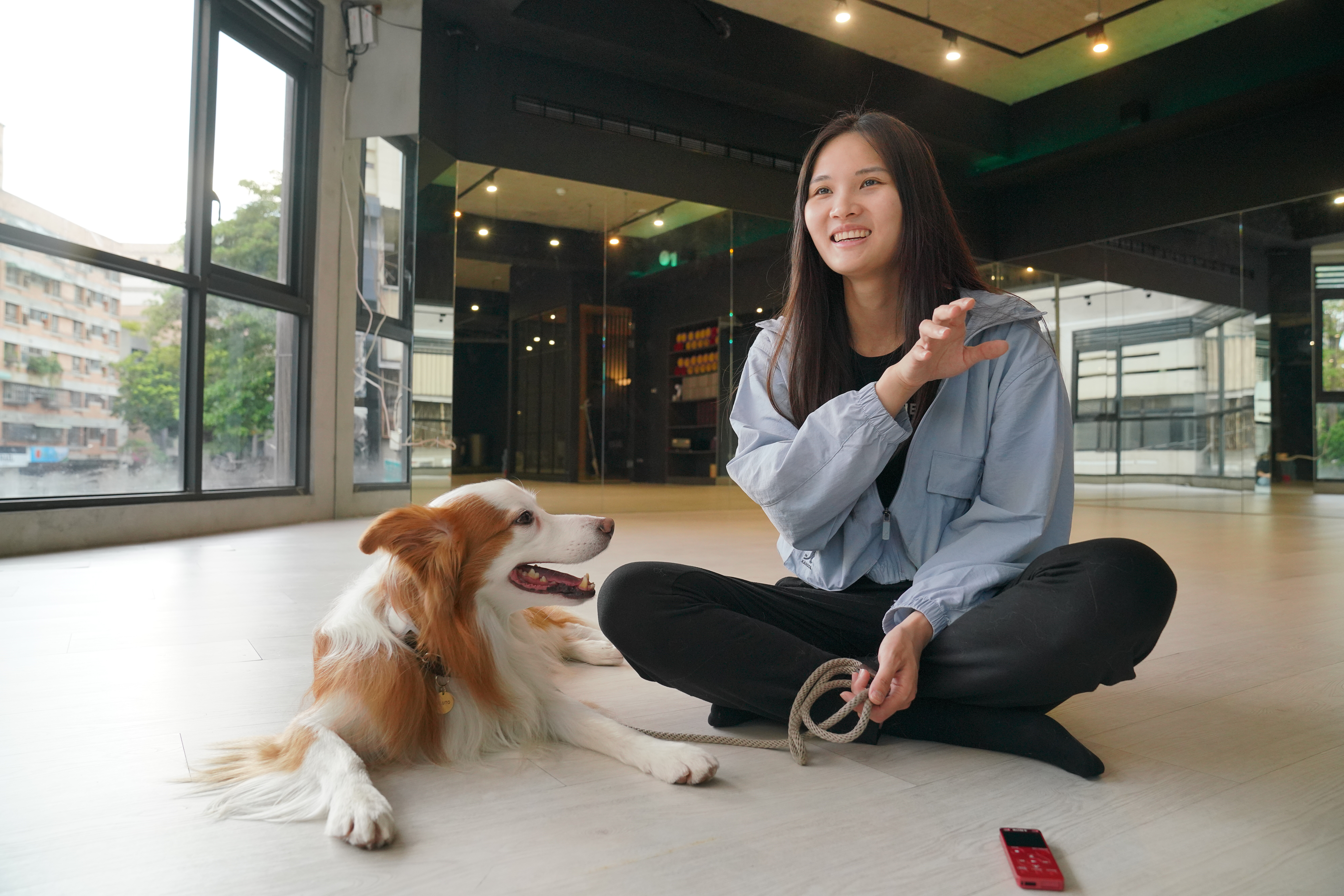 莊珺涵受訪時,她的愛犬布布穩定專注地在旁陪伴。