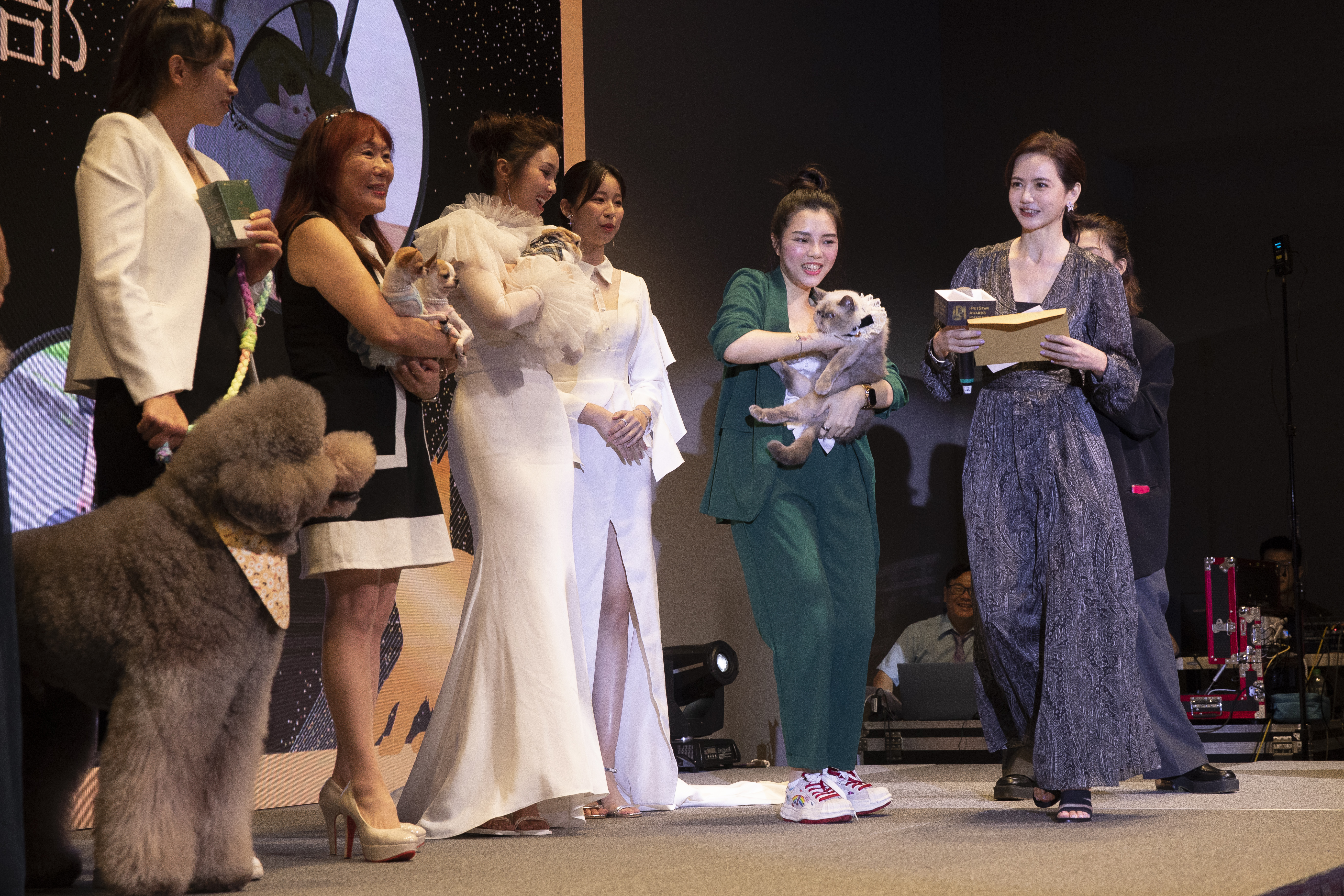 短短幾個月，簡沛恩創立的寵物平台會員數就超過3千，她特別舉辦大型活動，讓飼主與毛孩像明星一樣美美登場。